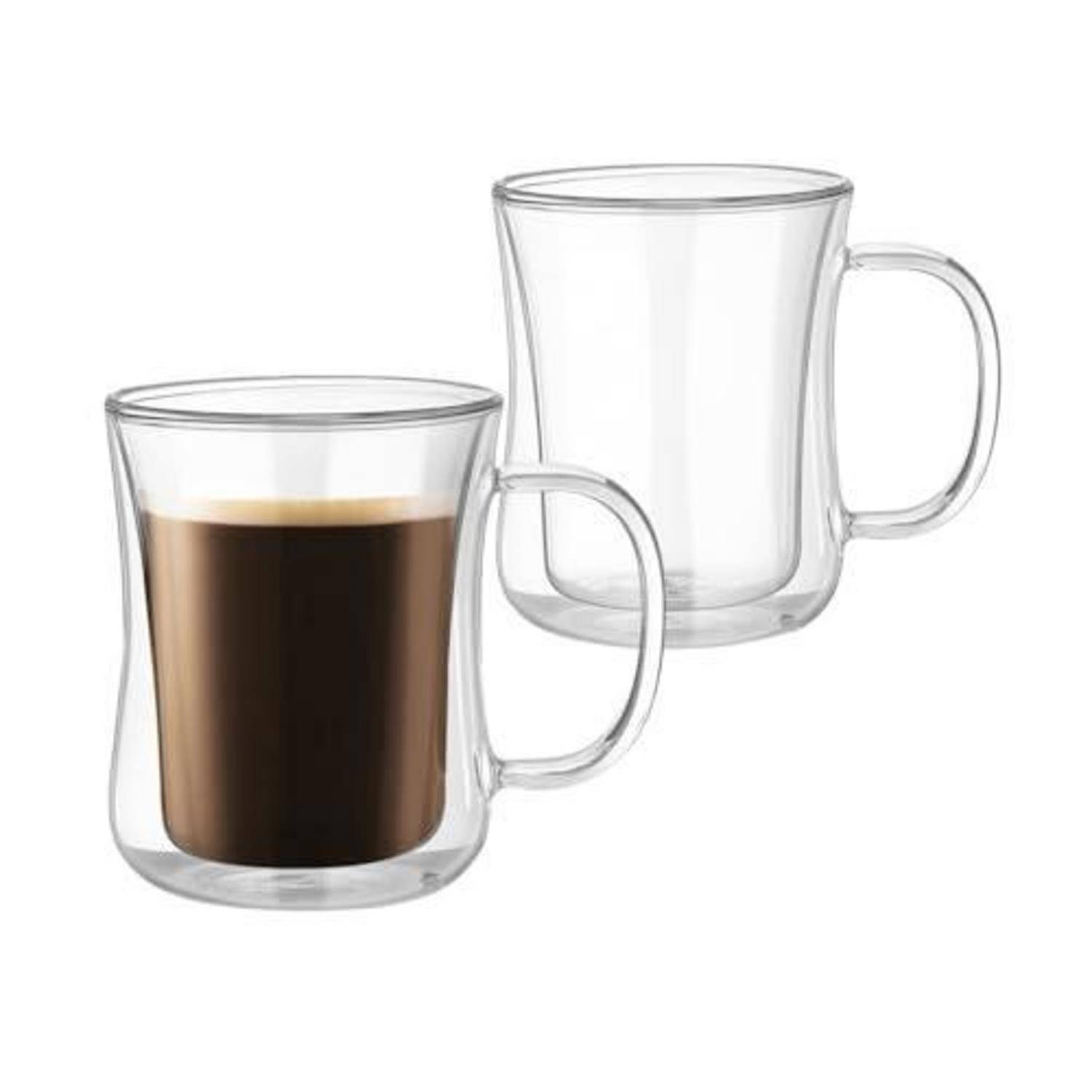 Zwei klare doppelwandige Glastassen, eine gefüllt mit Kaffee und eine leer, auf weißem Hintergrund gezeigt.