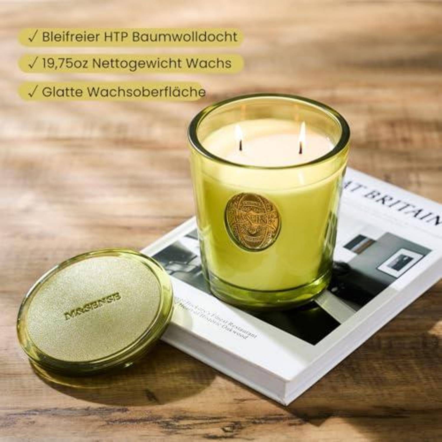 Gelbe duftende Kerze in einem Glasgefäß mit Deckel, gezeigt auf einem Buch; der Text hebt bleifreien Baumwolldocht, Nettogewicht von 19,75 oz und glatte Wachsoberfläche hervor.