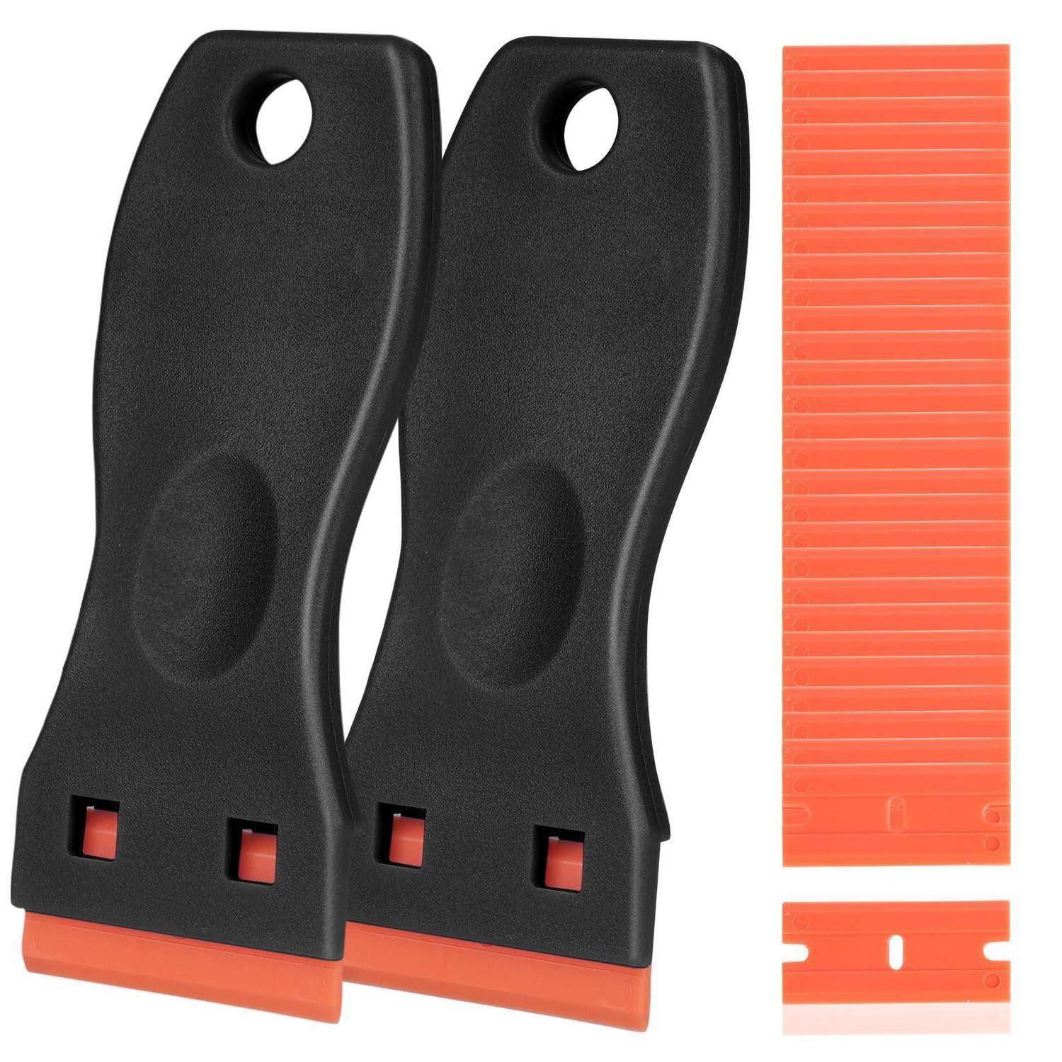Zwei schwarze Kunststoffschaber mit orangefarbenen Klingen, plus zwei orangefarbene Ersatzklingenstreifen, auf weißem Hintergrund dargestellt.