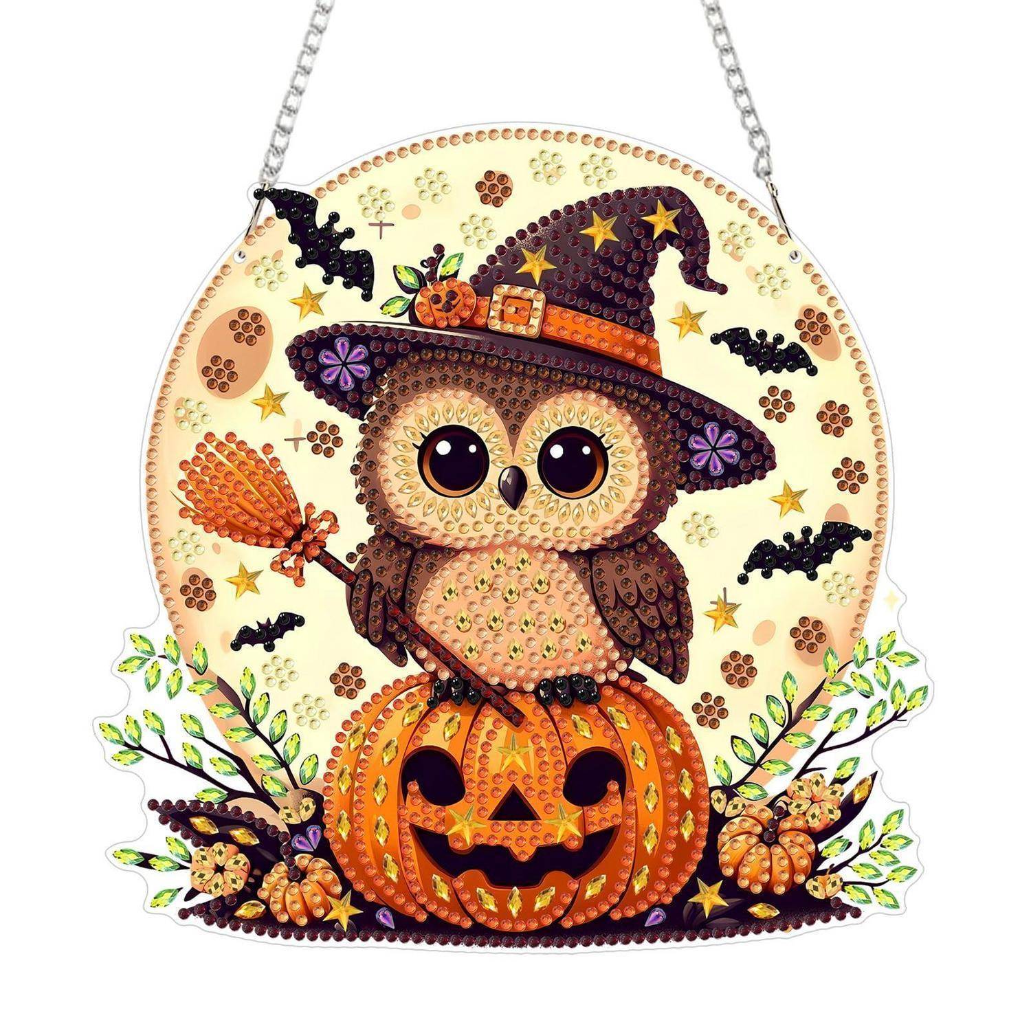 Eulendekoration zu Halloween, die auf einem Kürbis sitzt, einen Hexenhut trägt und einen Besen hält, mit Fledermäusen, Sternen und Herbstblättern.