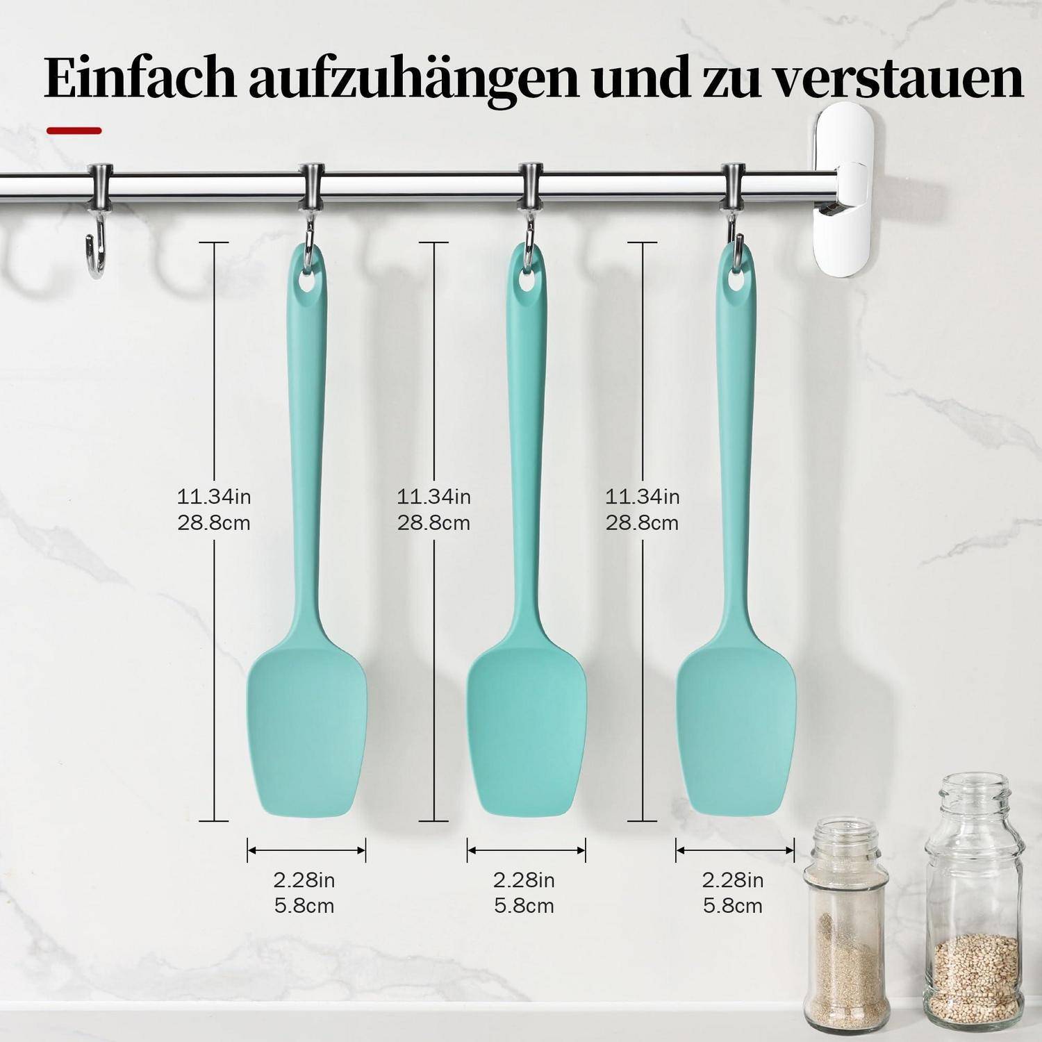 Wandmontierte Hängeschiene mit drei türkisfarbenen Spachteln; Text lautet „Einfach aufzuhängen und zu verstauen