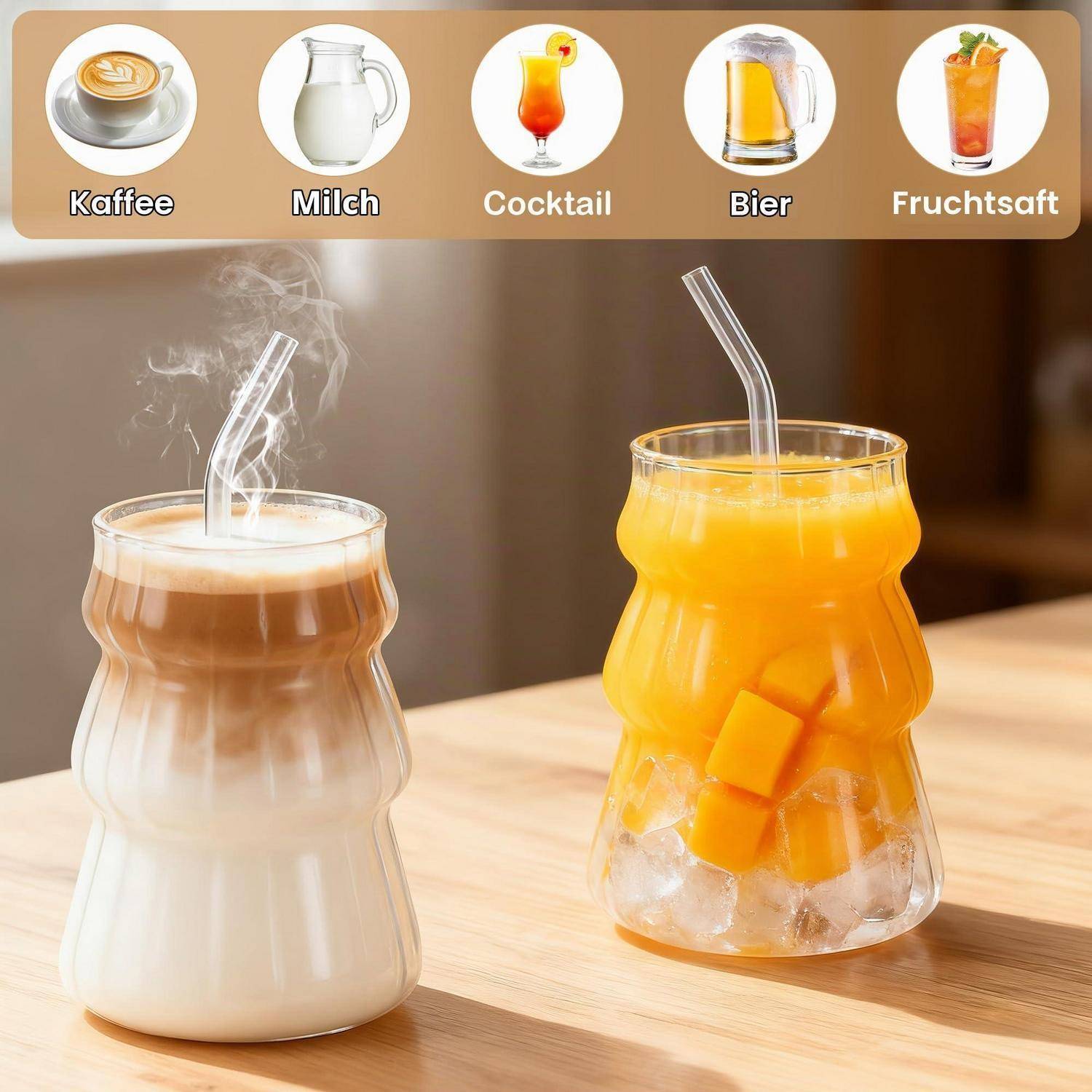 Zwei gesculptete Gläser mit Strohhalmen auf einem Holztisch, das zeigt Kaffee mit Milch und Orangenfruchtsaft oder Cocktail. Die oberen Etiketten lesen 'Kaffee', 'Milch', 'Cocktail', 'Bier', 'Fruchtsaft'.