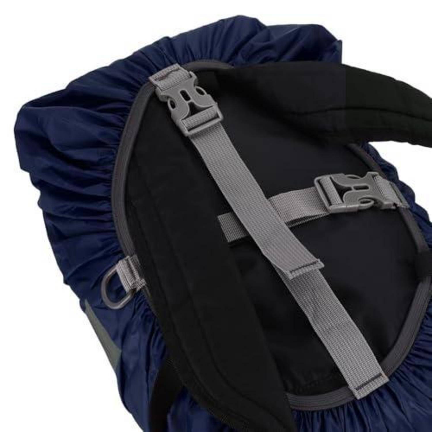 Nahaufnahme eines Rucksacks oder einer Tasche mit blauer elastischer Regenschutzhülle und grauen Schnallengurten, fotografiert vor weißem Hintergrund.
