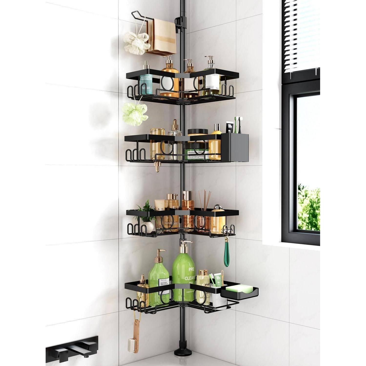 Schwarzer Eckduschkorb mit mehreren Regalen, die Toilettenartikel und Flaschen halten, an einer Stange neben einem gefliesten Badezimmerfenster montiert.