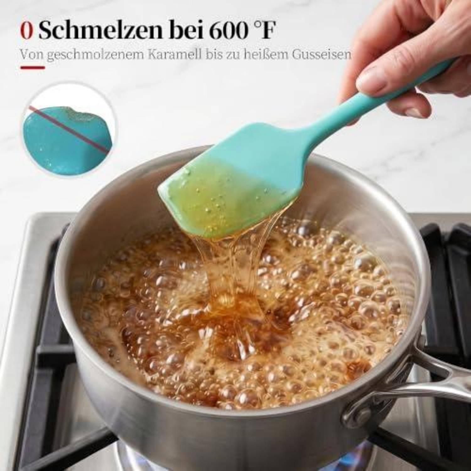 Hand gießt geschmolzenes Karamell von einem türkisfarbenen Spatel in einen brodelnden Topf auf einem Herd, was das Schmelzen von Karamell bei 600°F zeigt.