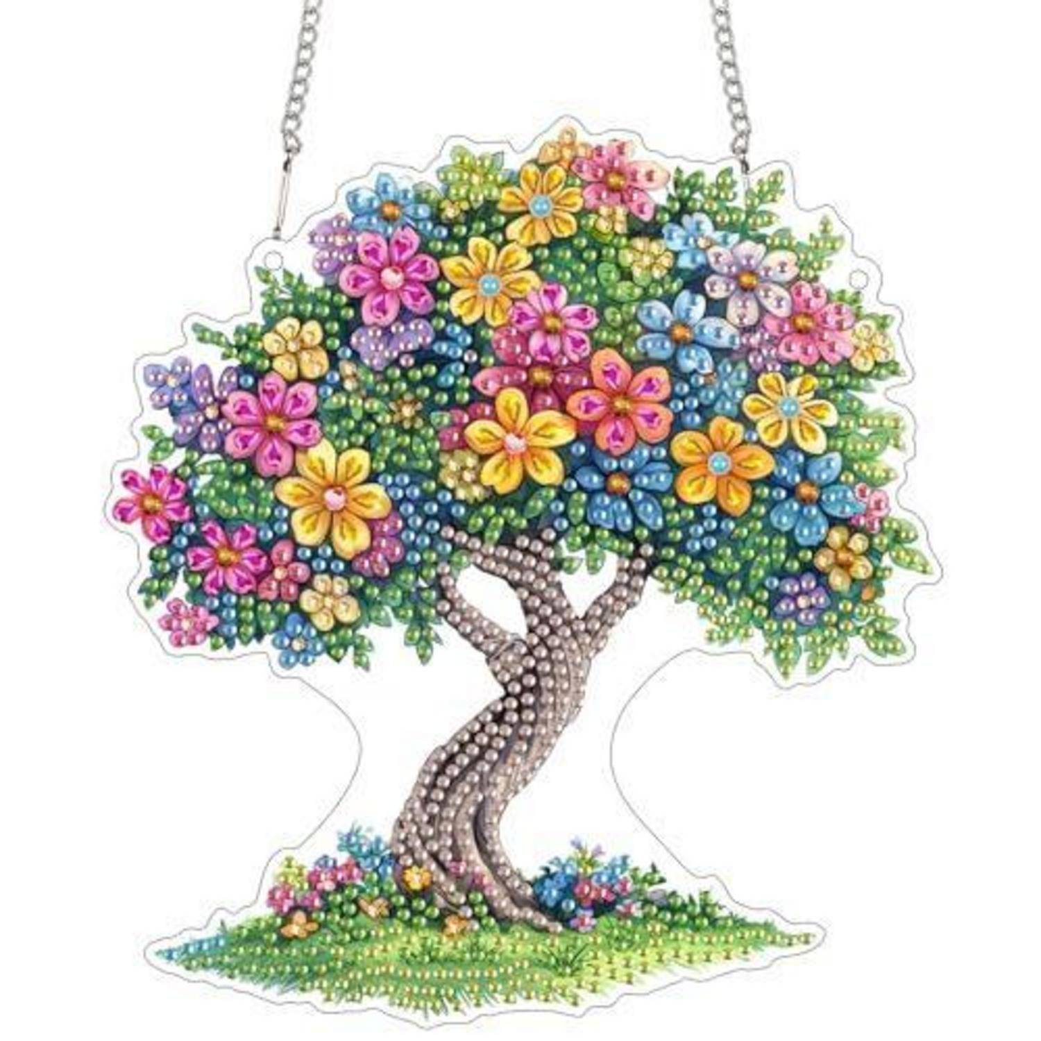 Behangter Baumanhänger mit bunten Blüten und grünen Blättern an einer Kette, hängend vor weißem Hintergrund.