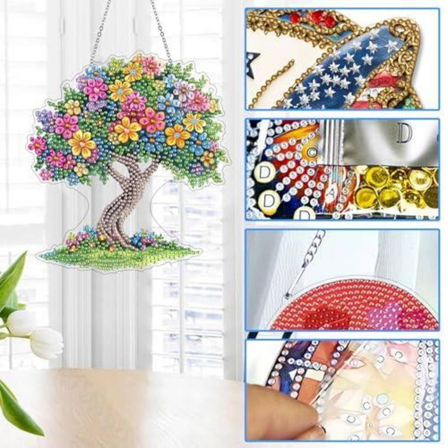 Bunter behängter Baumschmuck hängend in einem Fenster, mit Nahaufnahmepanels, die Rhinstein- und Perlendetails auf einem Diamond-Painting-Handwerk zeigen.