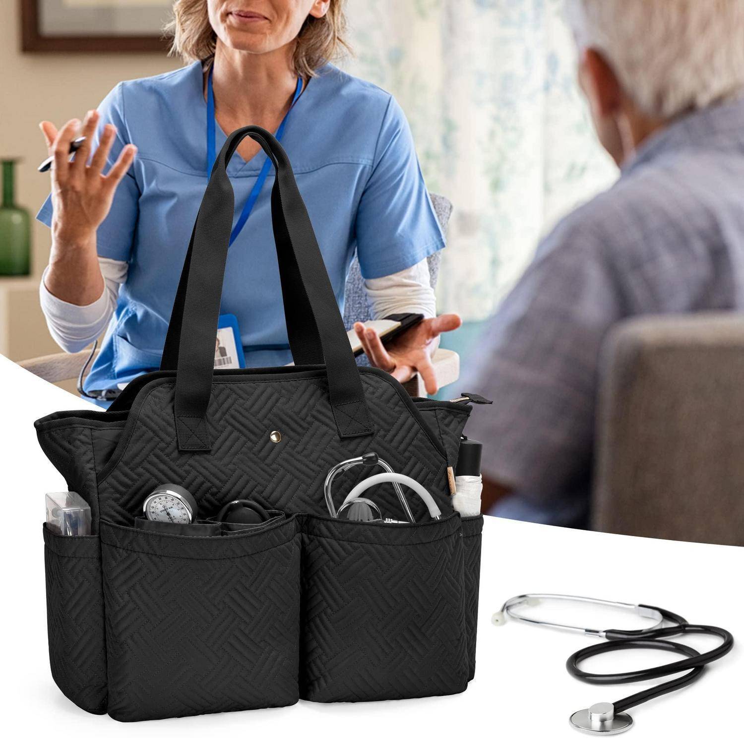 Schwarze Arzttasche im Tote-Stil mit mehreren Taschen und sichtbarem Stethoskop, gezeigt in einer Klinikkonsultation mit einer Krankenschwester und einem Patienten.