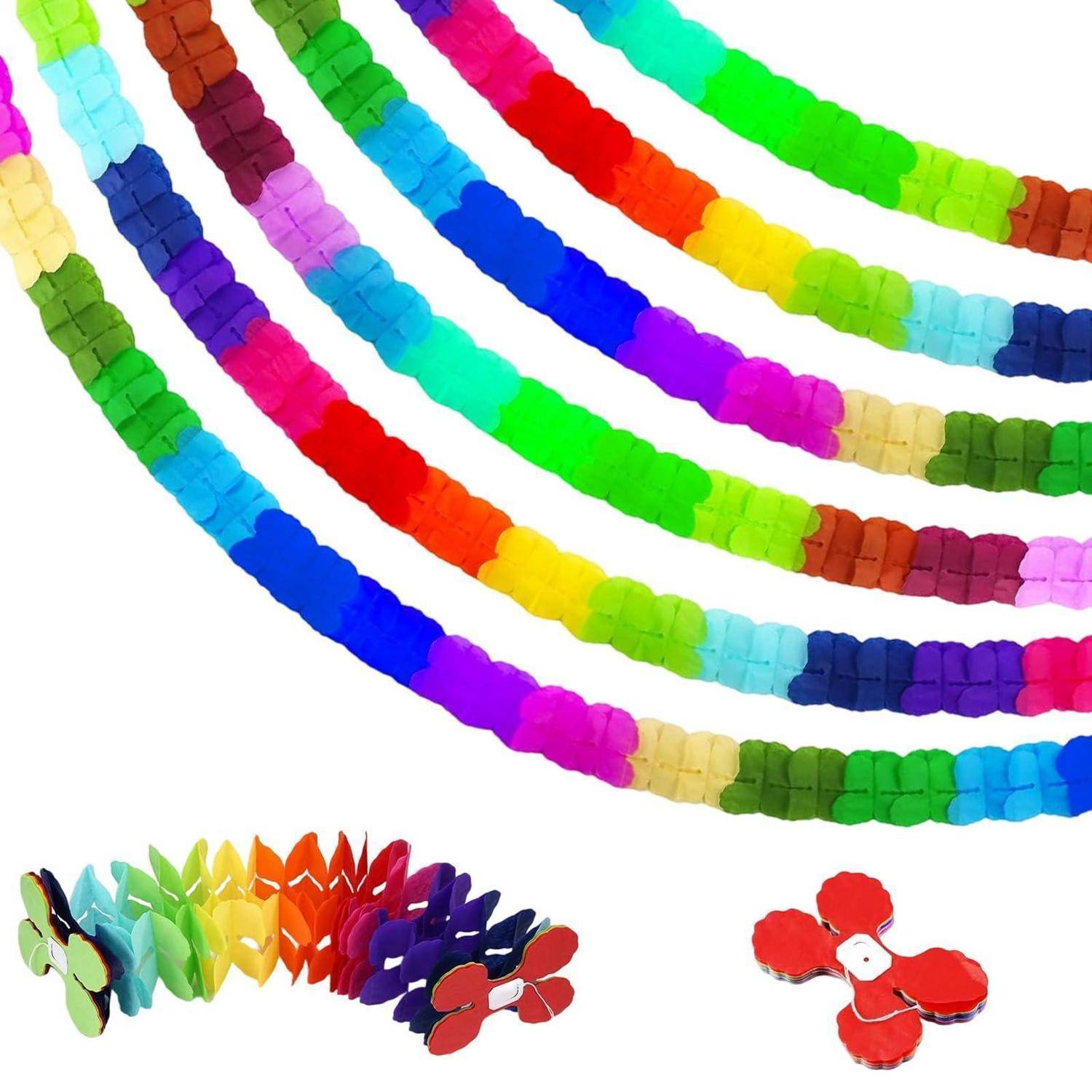 Farbenfrohe segmentierte perlenschnurähnliche Girlanden verlaufen in Kurven über einen weißen Hintergrund, mit zwei kleinen blütenförmigen Kettenclustern am unteren Ende.