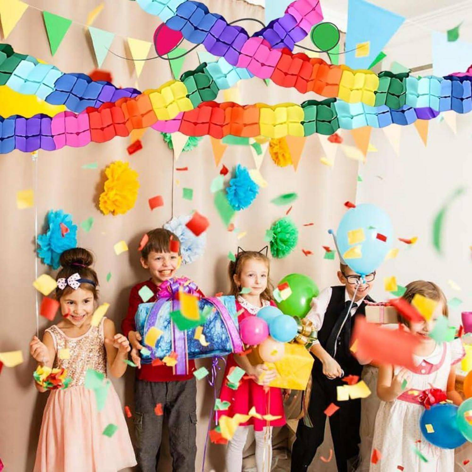 Kinder auf einer farbenfrohen Party feiern inmitten von Konfetti, Luftballons und regenbogenfarbigen Papiergirlanden und halten Geschenktüten und Partytütchen in den Händen.