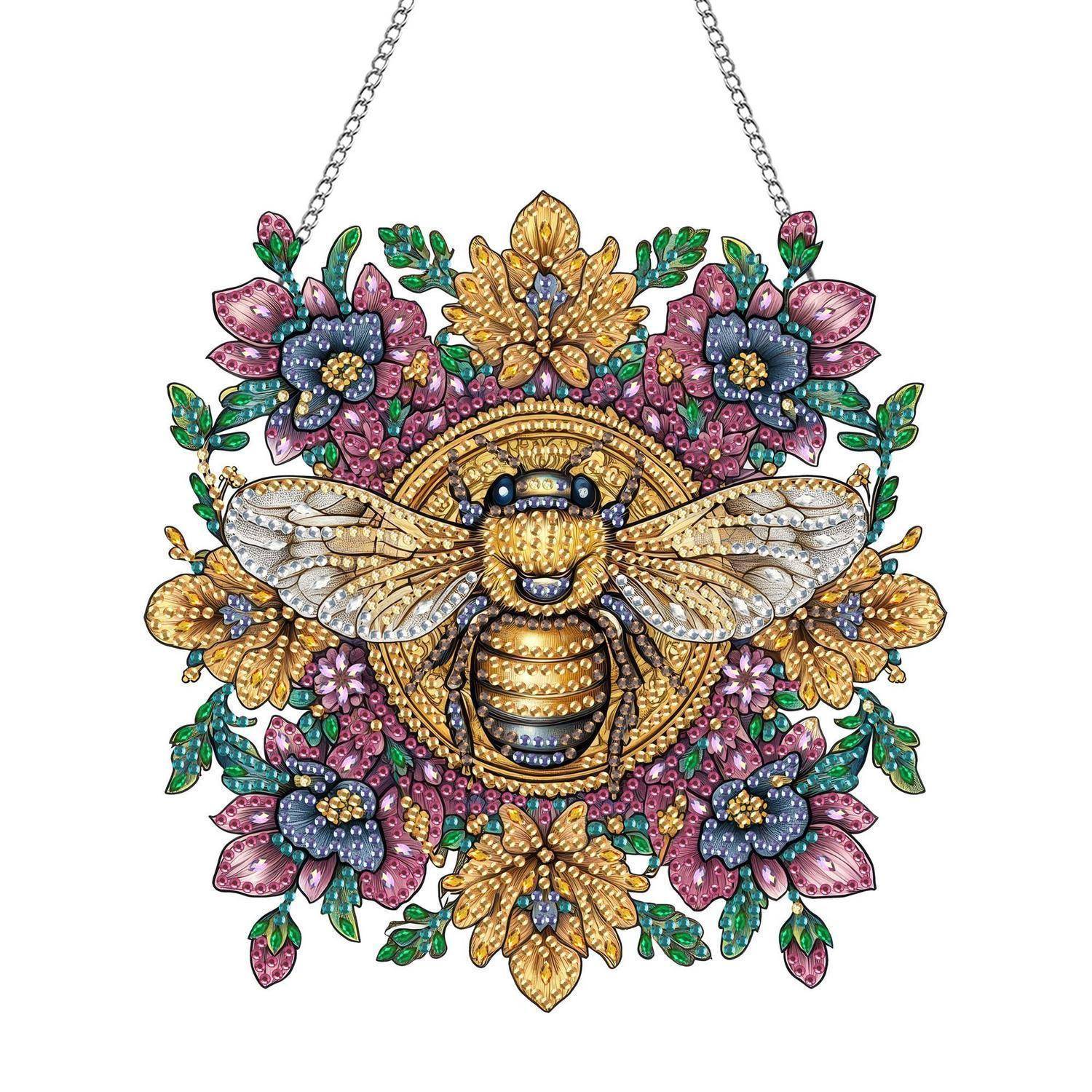 Bienenthematischer Schmuck-Halsketten-Anhänger mit goldenem Bienenzentrum und buntem Blumendesign an einer Kette, vor weißem Hintergrund dargestellt