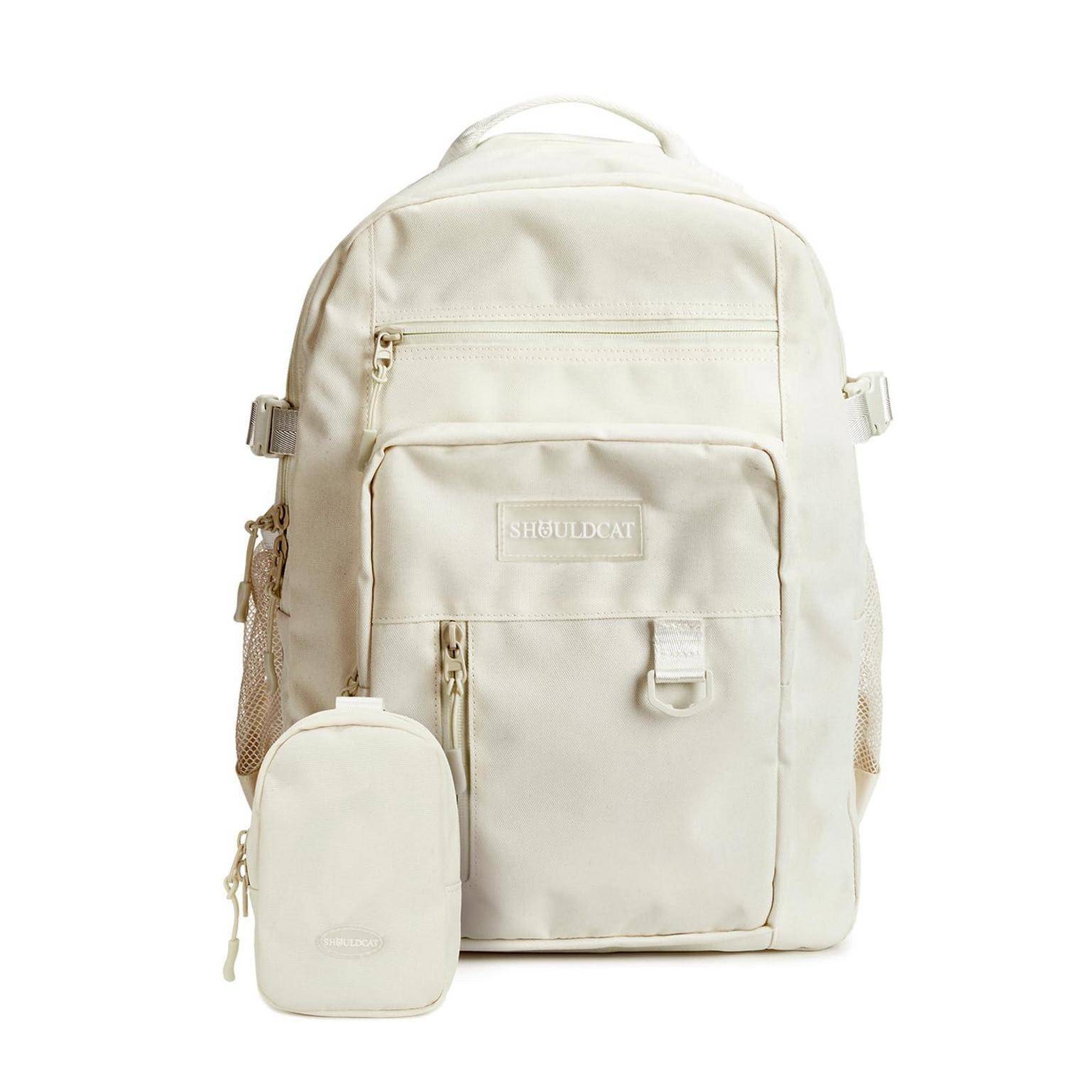 Cremefarbener Rucksack mit mehreren Reißverschlusstaschen und seitlichen Netzhalttern, gezeigt mit einem kleinen passenden Reißverschluss-Etui davor.