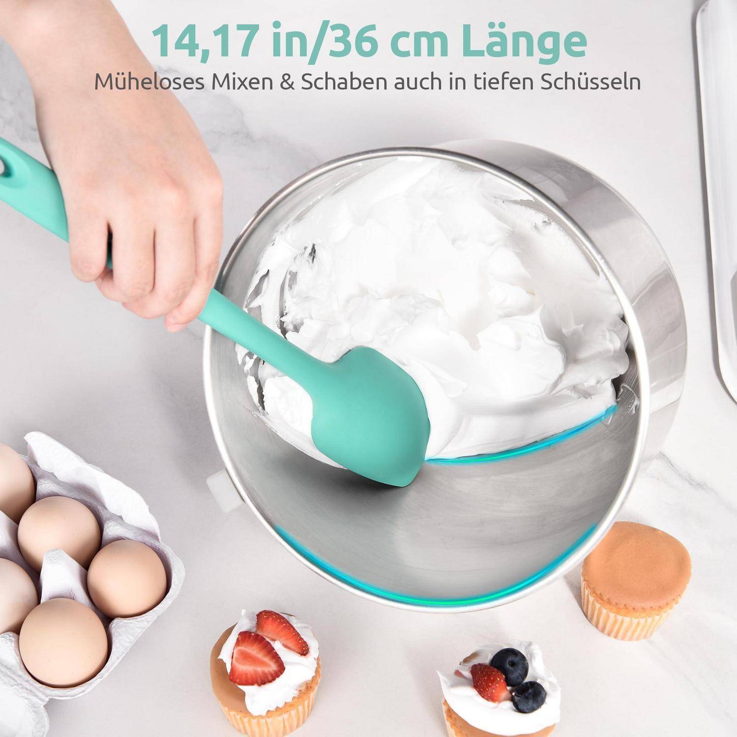 Person, die einen türkisfarbenen Spatel verwendet, um Teig in einer tiefen Edelstahlschüssel zu mischen; der deutsche Text lautet „14,17 Zoll/36 cm Länge