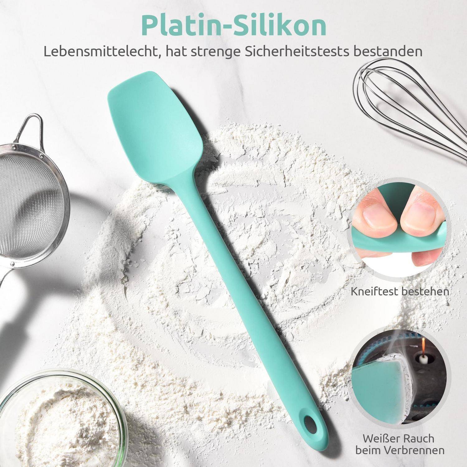 Türkisfarbener Silikonspatel auf Mehl mit Sieb und Schneebesen; deutscher Text sagt „Platin-Silikon