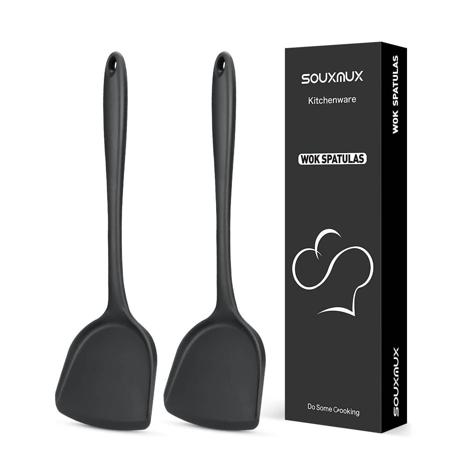 Zwei schwarze Wok-Spatel neben einer schwarzen „SOUXNUX