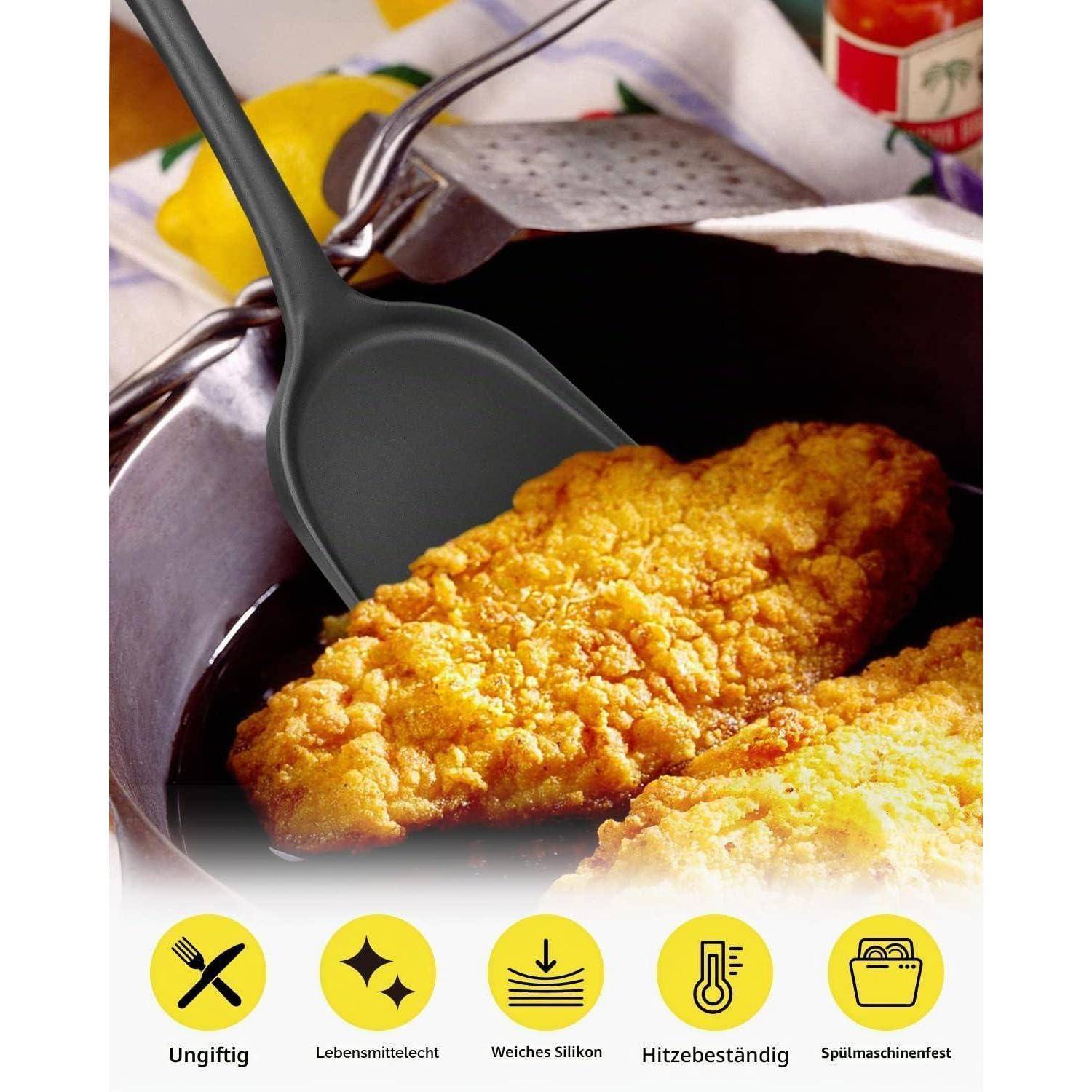 Schwarzer Silikonlöffel in einem Korb mit gebratenen Hähnchenfleischfilets, mit Symbolen, die anzeigen, dass er antihaftbeschichtet, lebensmittelsicher, weich, hitzebeständig und spülmaschinenfest ist.