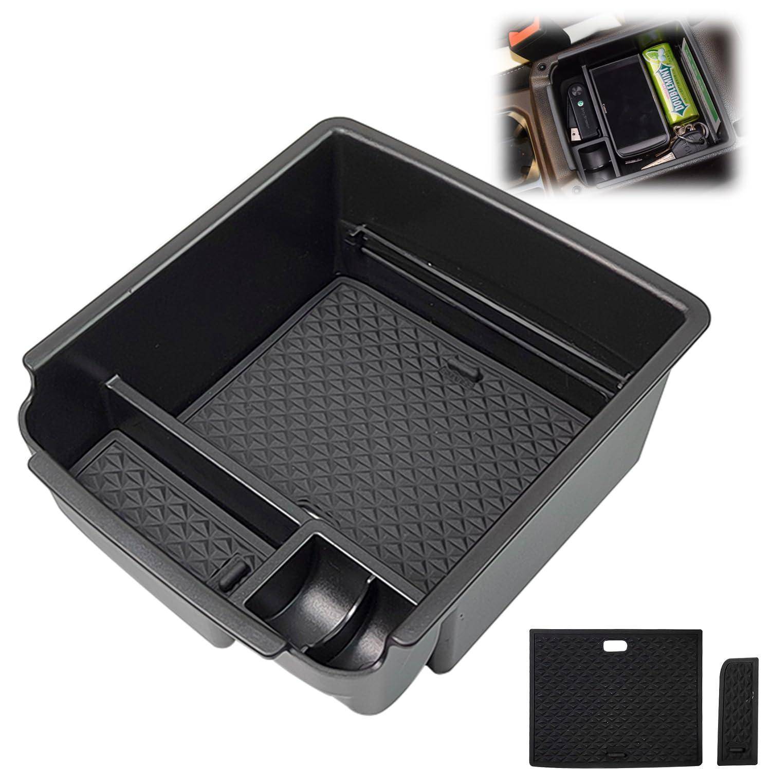 Schwarzes Kunststoff-Mittelkonsolen-Organizer-Tablett für das Auto mit geteilten Fächern und strukturierter Basis, dargestellt mit Installationsbeispielen.