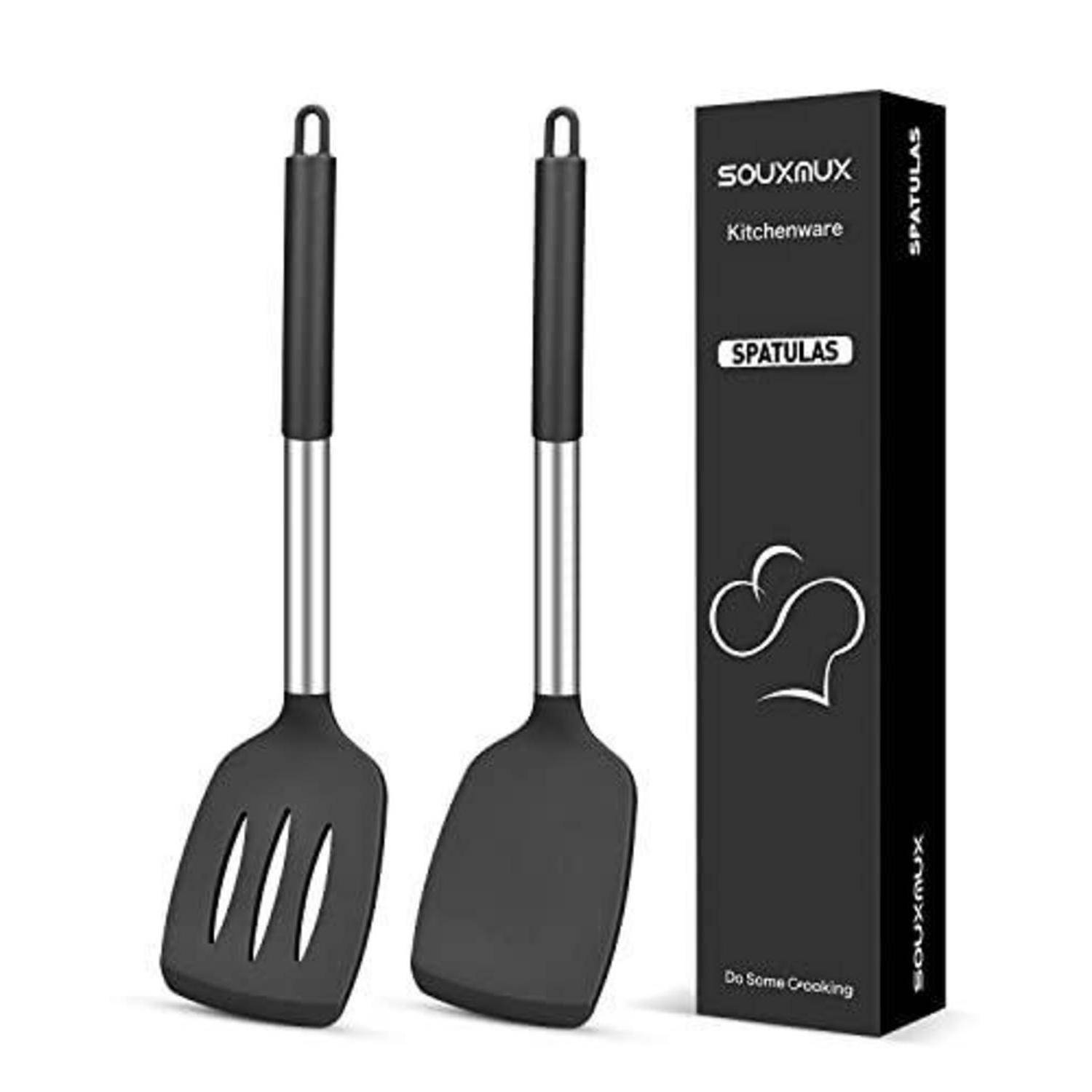 Zwei schwarze Küchenschaber mit Edelstahlgriffen neben einer schwarzen Produktbox mit der Aufschrift „SPATULAS