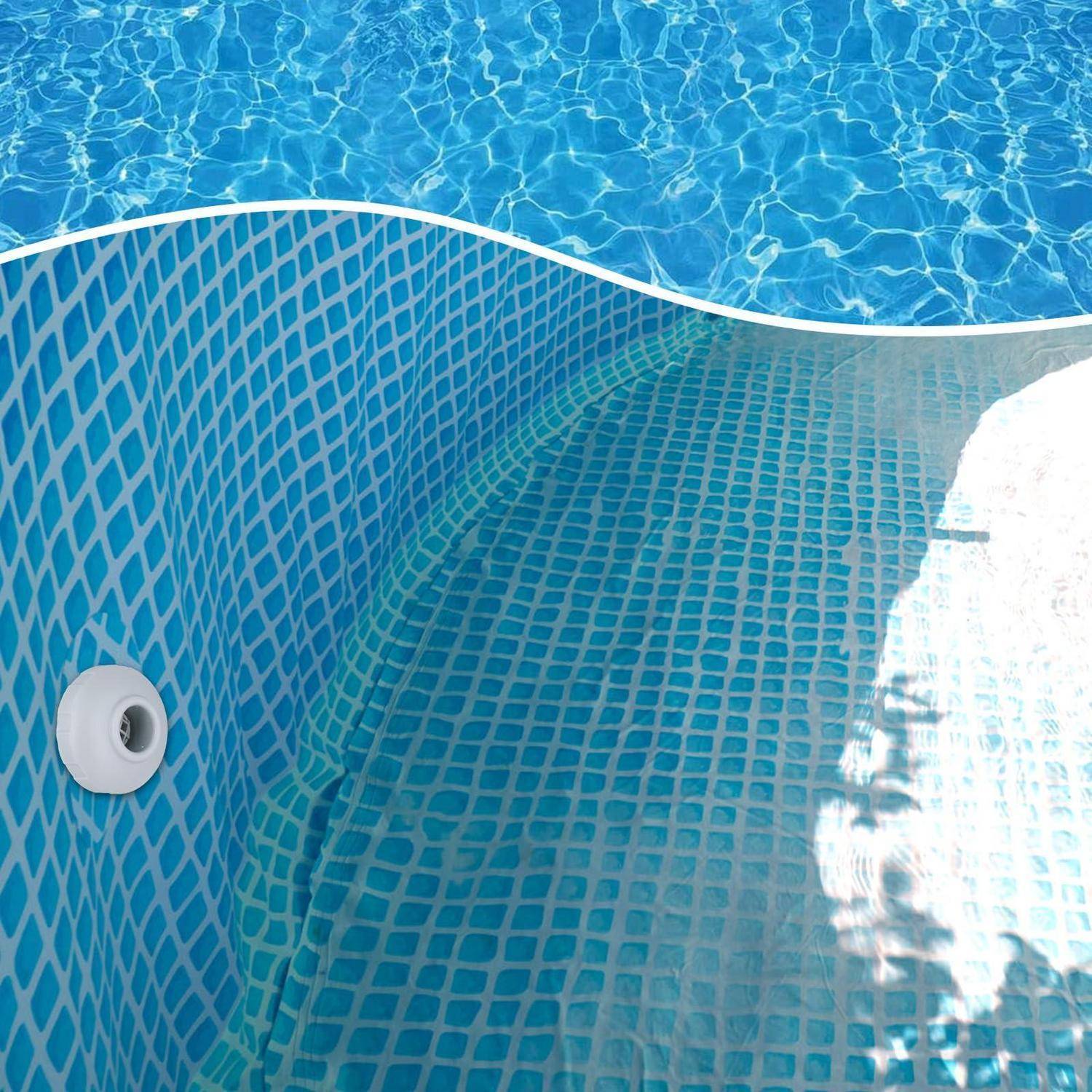Leeres Schwimmbecken mit blauer Mosaikfliesenauskleidung und einem Abfluss, gefüllt mit klarem Wasser in der Nähe der Oberfläche.