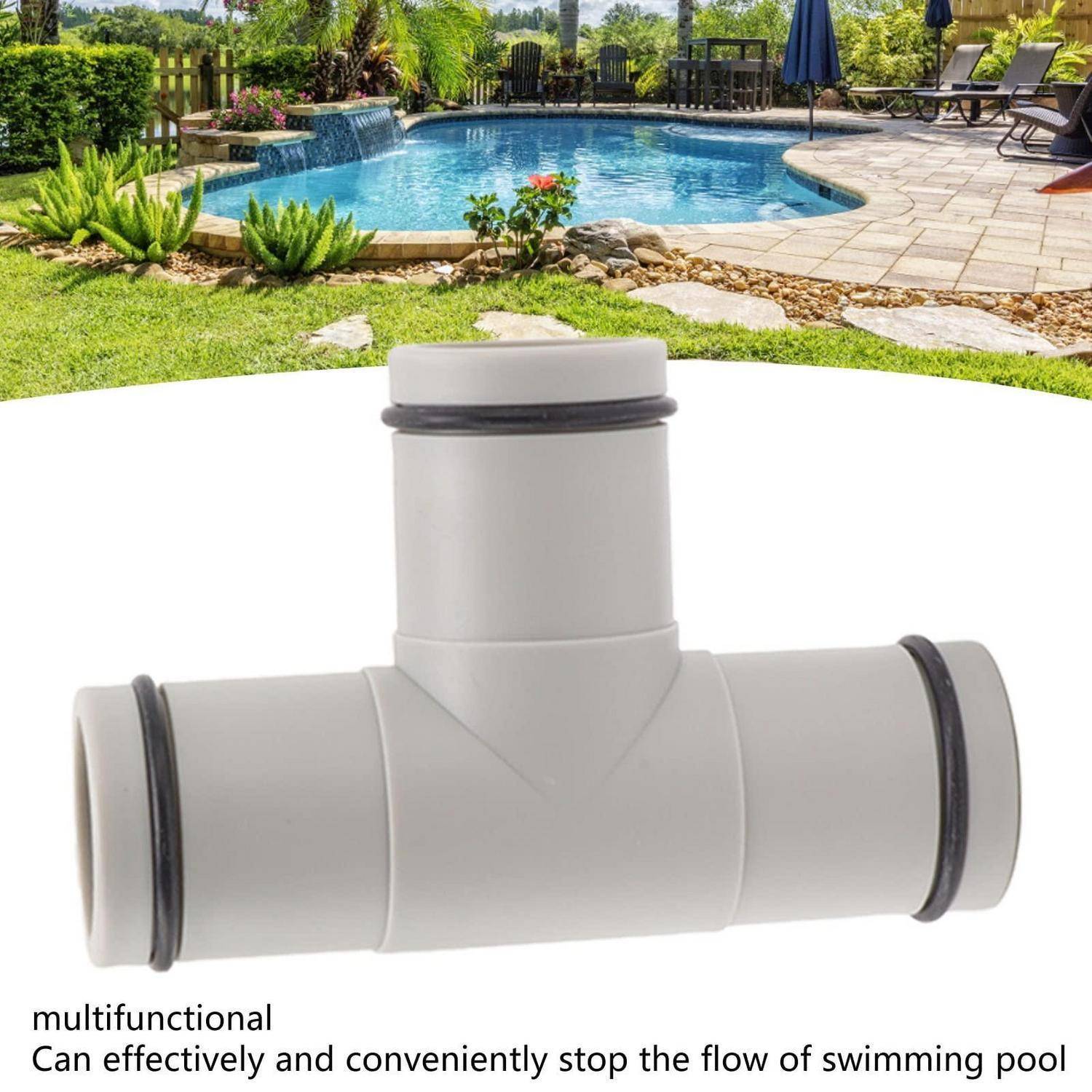 Graues PVC-T-förmiges Poolrohr-Fitting, das über einem Hinterhof-Swimmingpool gezeigt wird, mit Text, der 