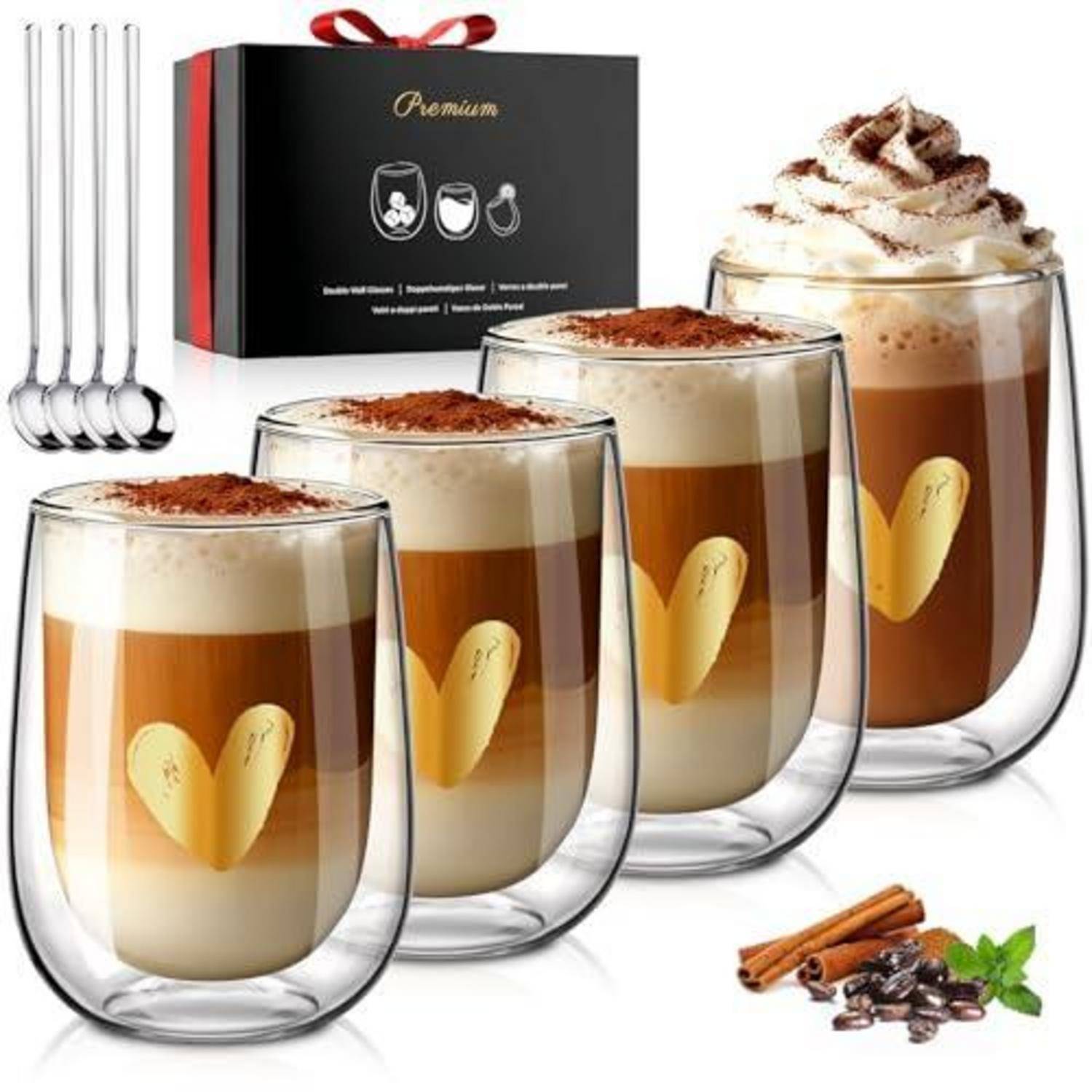 Satz aus vier doppelwandigen Glastassen gefüllt mit geschichteten Kaffeegetränken, plus Löffel und Geschenkbox, gezeigt mit Zimt und Kaffeebohnen.