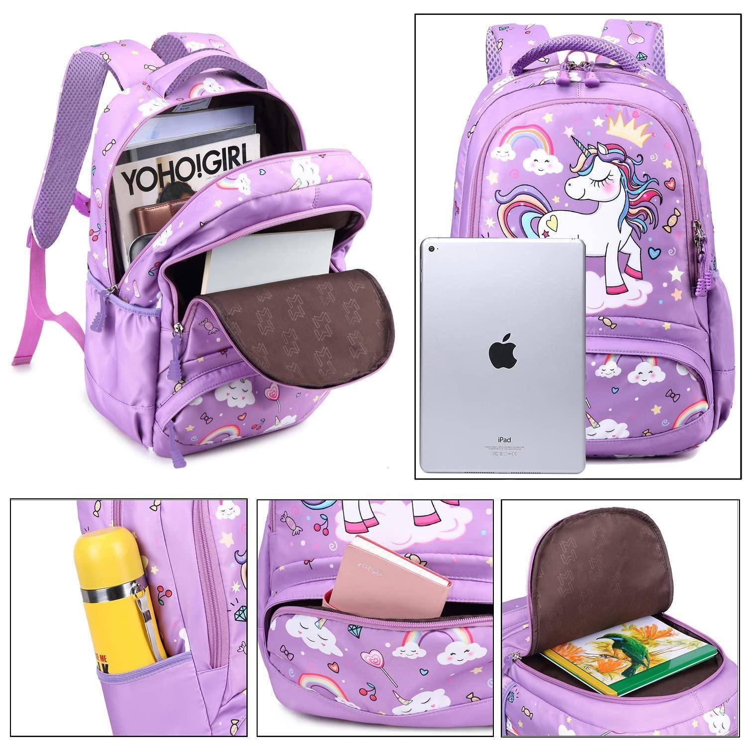 Violetter einhornthematischer Rucksack mit mehreren Reißverschlusstaschen und einer vorderen Klapptasche, dargestellt mit einem iPad, einer Wasserflasche, einem Telefon und einem Notizbuch.