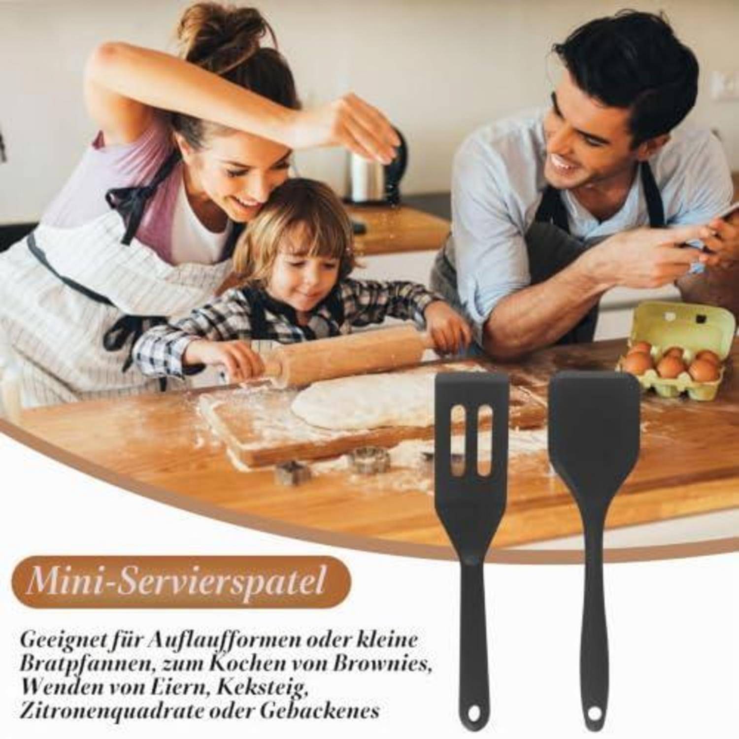 Familie backt zusammen in einer Küche; zwei Erwachsene und ein Kind rollen Teig neben einer beschrifteten Produktausstellung mit Mini-Servierspatel und Wender aus.