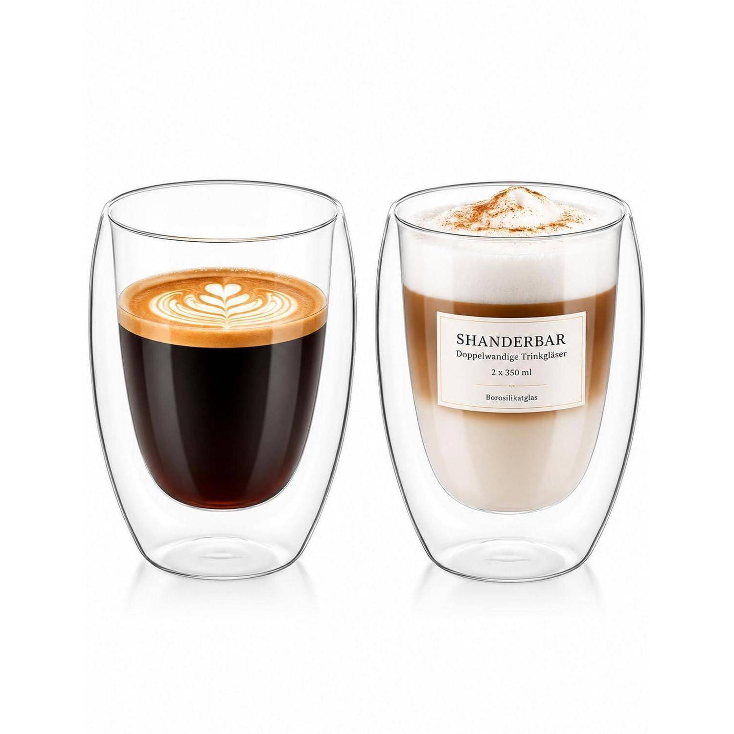 Zwei klare doppelwandige Glastassen, eine mit einem Latte mit Latte-Art und eine mit einem schaumigen Cappuccino mit der Beschriftung „SHANDERBAR Doppelwandige Trinkgläser 2 x 350 ml