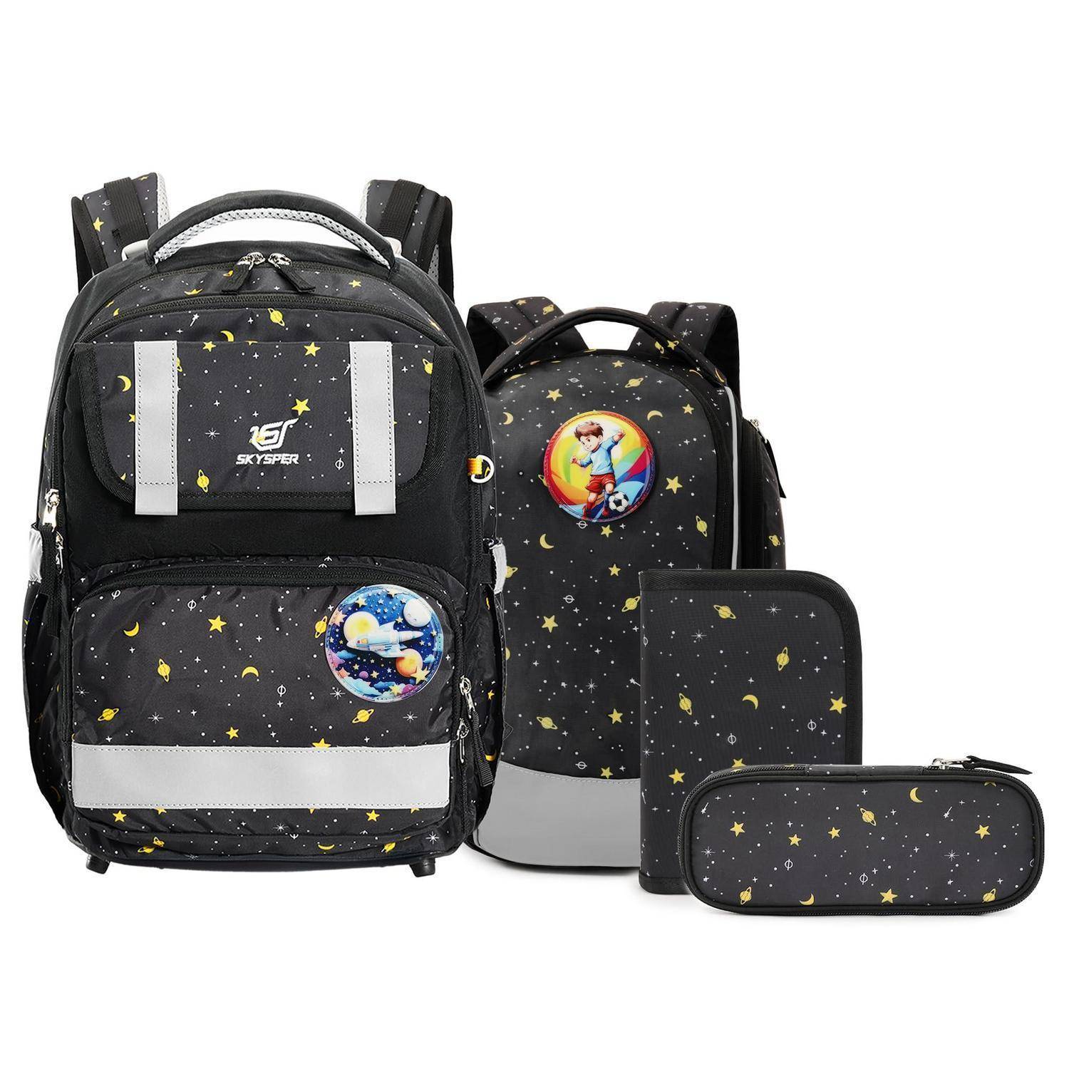 Schwarzes Schulrucksack-Set mit Sternenmuster, bestehend aus Rucksack, Lunchbox, Federmäppchen und Reißverschlusstasche, jedes mit bunten Cartoon-Aufnähern und reflektierenden Streifen.