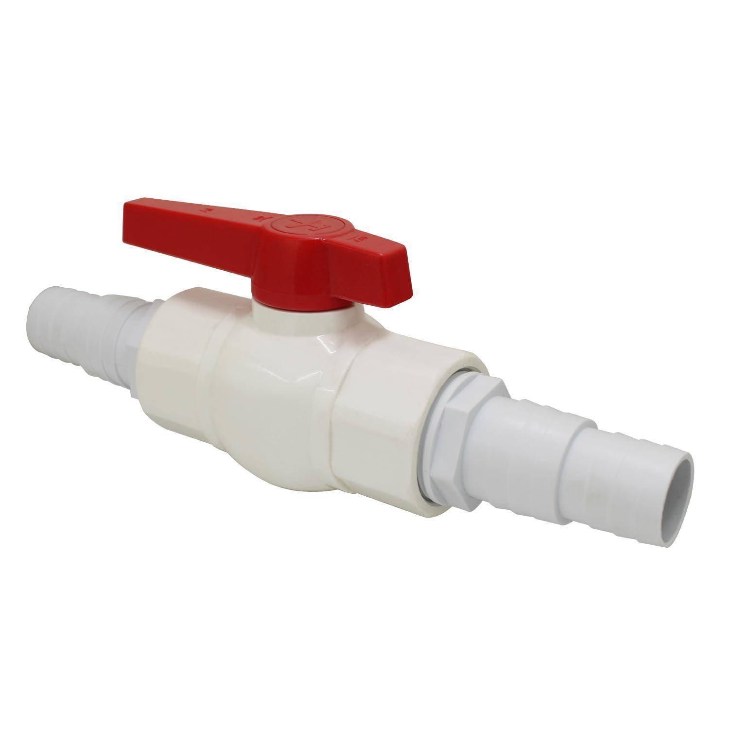 Weiße PVC-Kugelhahn mit rotem Hebel und Schlauchanschlüssen an beiden Enden, freigestellt auf weißem Hintergrund.