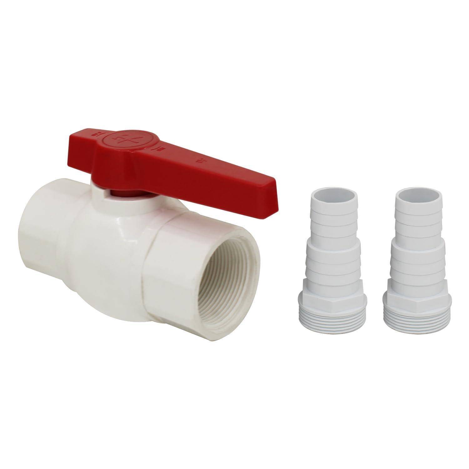 Weißes PVC-Kugelventil mit rotem Hebel und zwei grauen Schlauchbarb-Anschlüssen auf weißem Hintergrund.