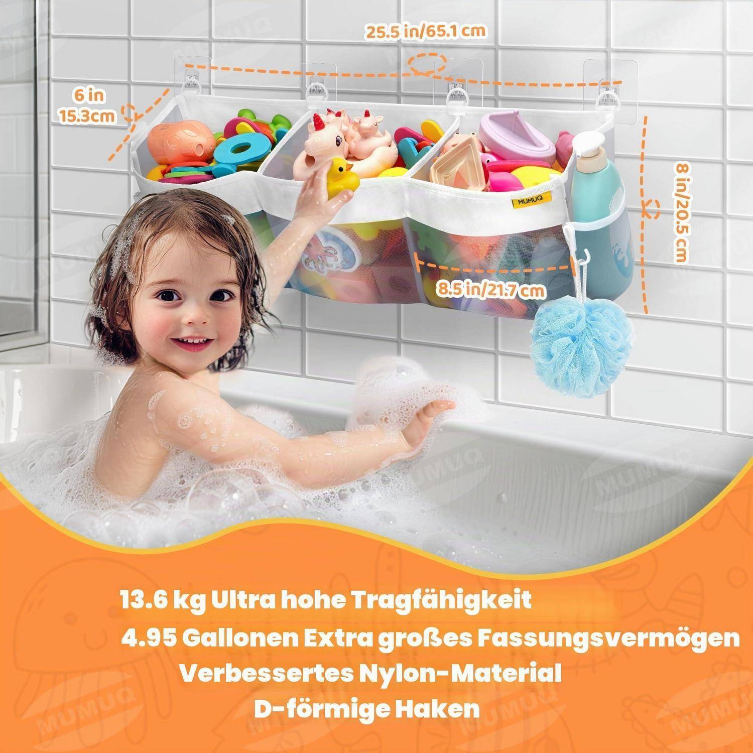 Kind in einer Badewanne greift nach einem an der Wand montierten Badekaddy, das Badespielzeug und Flaschen hält; das Bild hebt seine große Kapazität und D-förmigen Haken hervor.