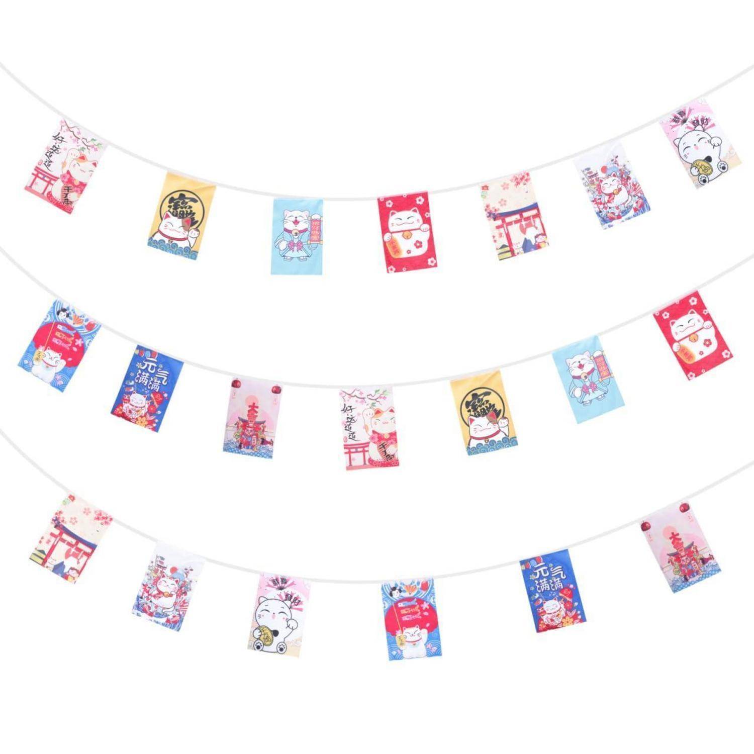 Drei gekrümmte Schnüre mit kleinen bunten japanischen Papierflaggen, die vor einem weißen Hintergrund hängen, jeweils bedruckt mit Cartoon- und Festivaldesigns.