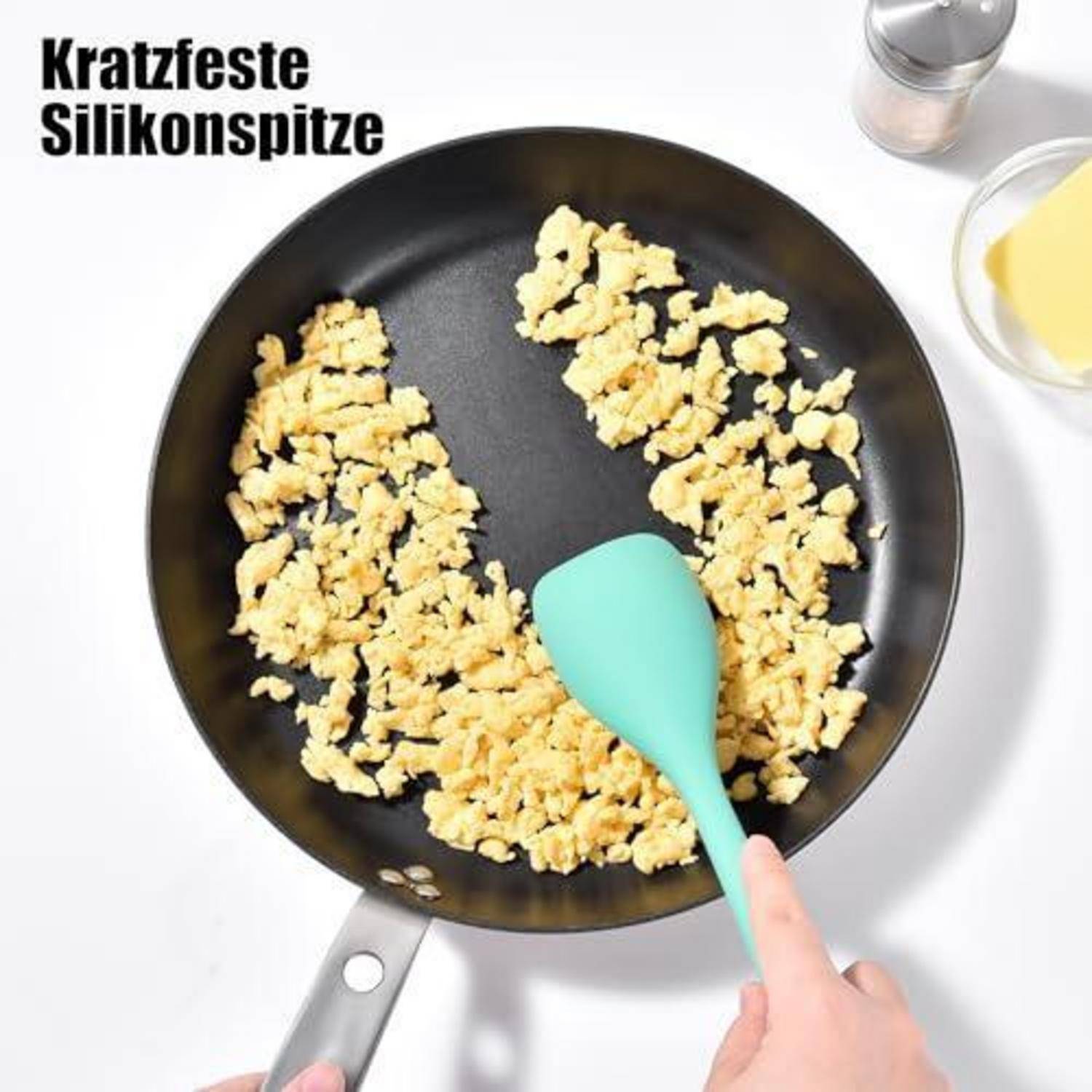 Handgerührte Rührei in einer schwarzen Pfanne mit einem mintgrünen Silikonspatel; Text lautet „Kratzfeste Silikonspitze