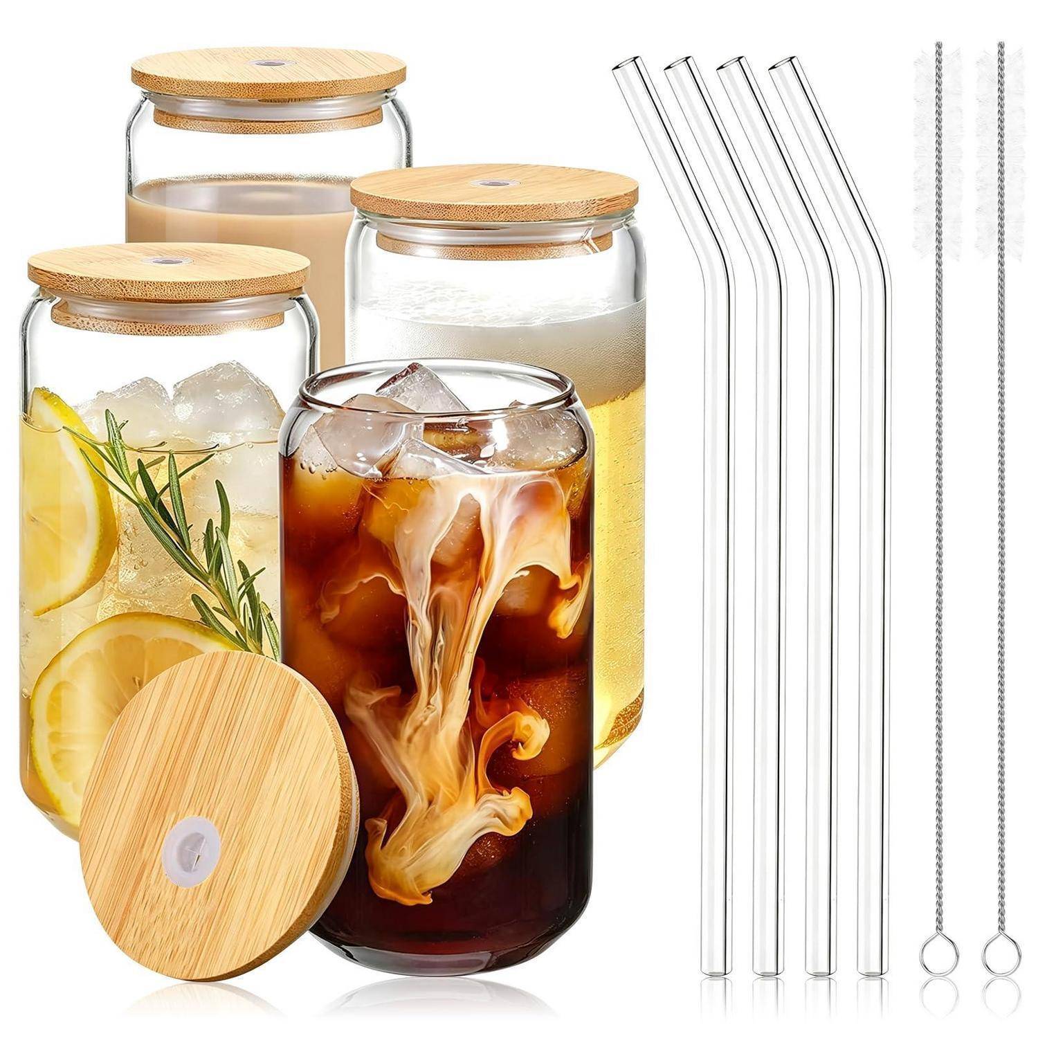 Satz aus Glastassen mit Bambusdeckeln, wiederverwendbaren Glastrinkhalmen und Reinigungsbürsten; eine Tasse wird mit Eiskaffee gezeigt, andere mit Tee und Zitrone.