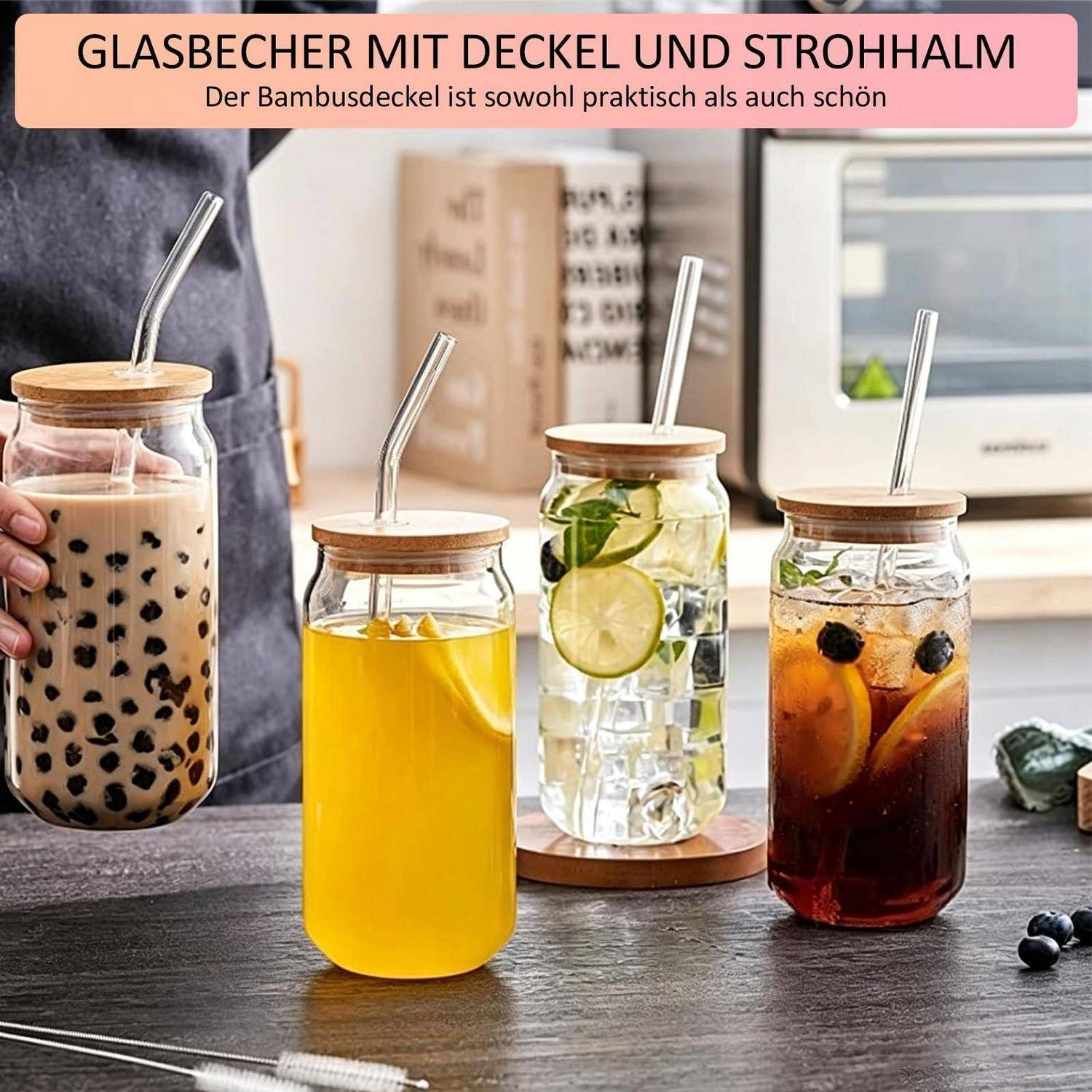 Vier Glas-Trinkgefäße mit Bambusdeckeln und Metallstrohhalmen; das Bild zeigt gekühlte Getränke, darunter Bubble Tea, Saft, Zitronenwasser und Eistee.