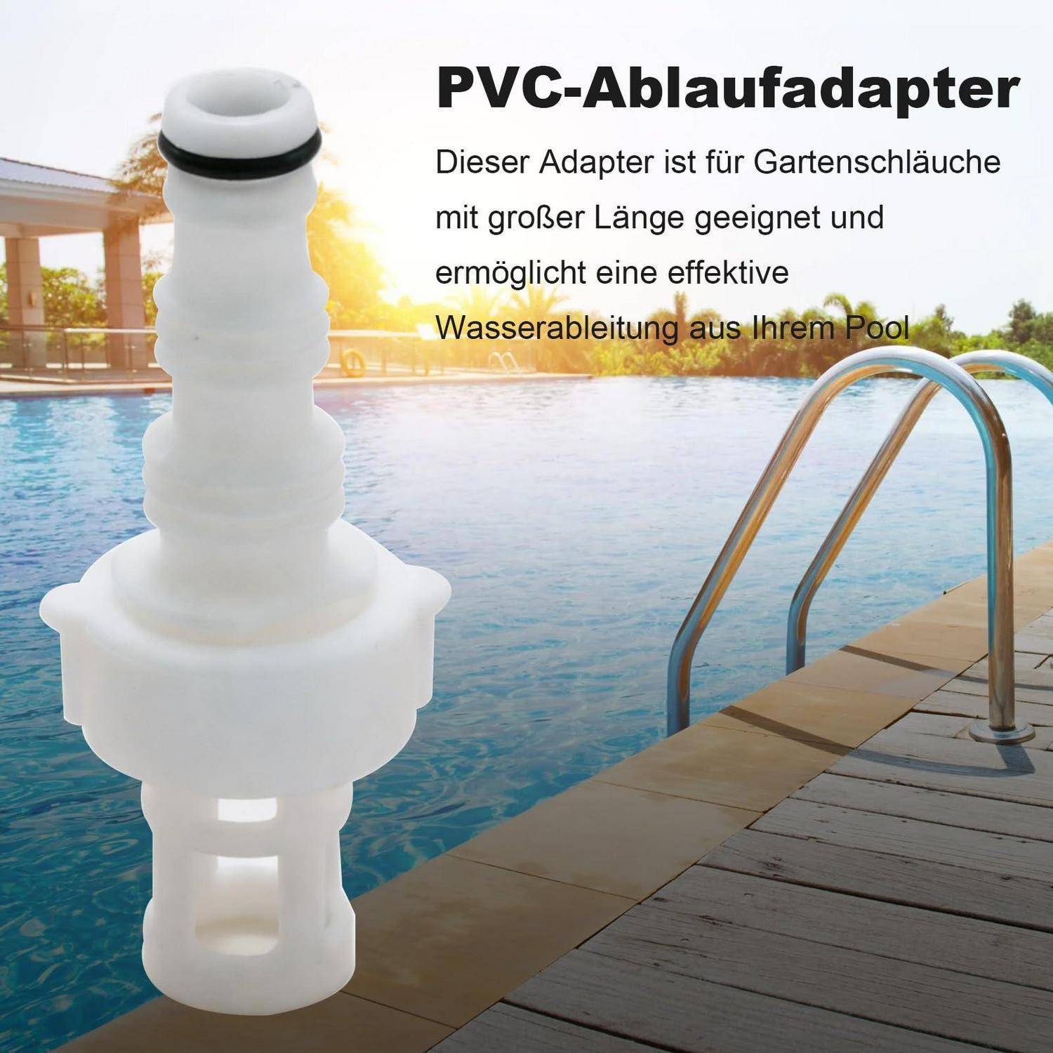 Weißer PVC-Poolablaufadapter, gezeigt über einem Schwimmbecken, mit deutschem Text, der besagt, dass er sich für lange Gartenschläuche eignet und eine effektive Wasserableitung aus dem Pool ermöglicht.