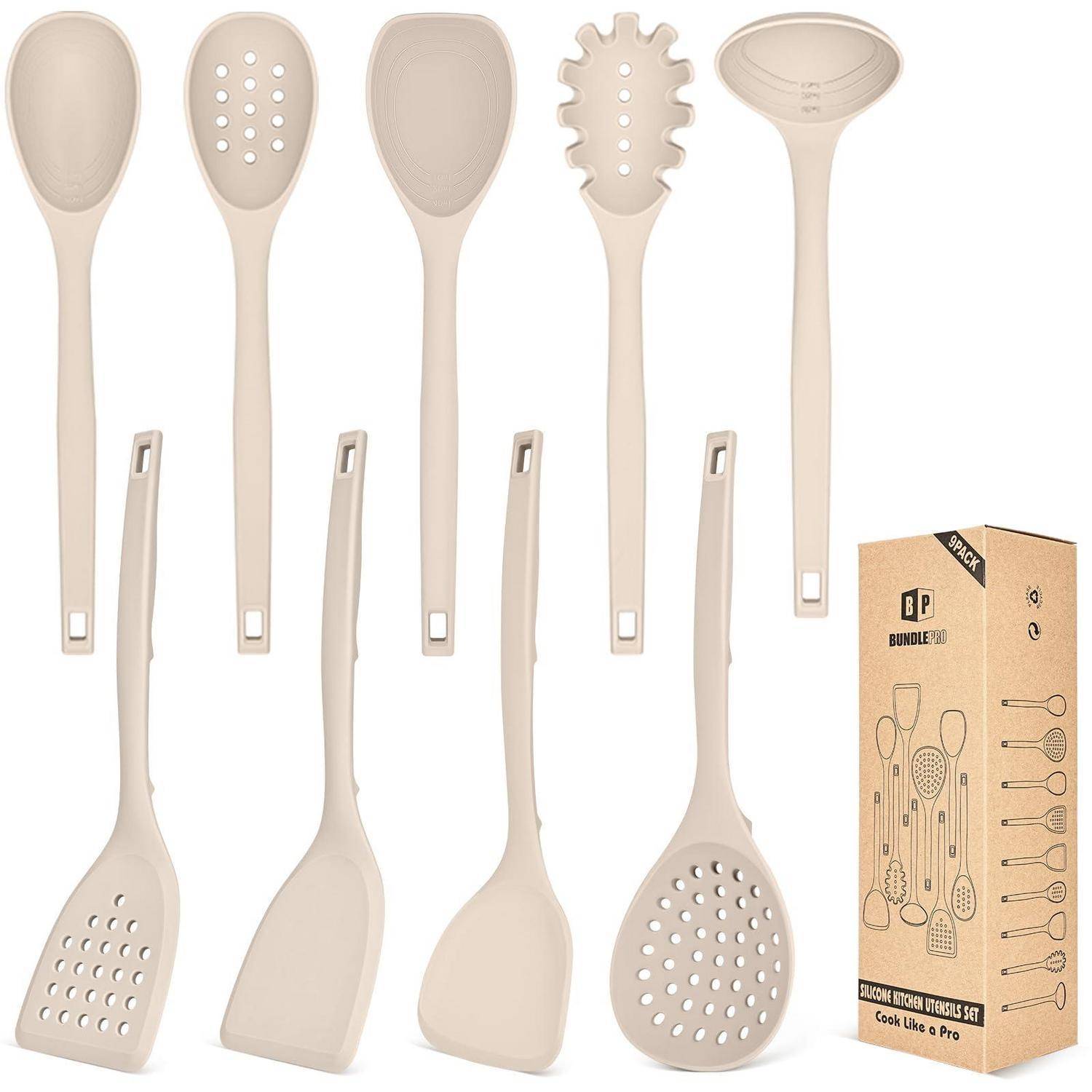 Beige-farbenes Silikon-Küchenbesteck-Set mit Löffeln, Spachteln und einem Schaumlöffel, abgebildet neben der Produktschachtel.