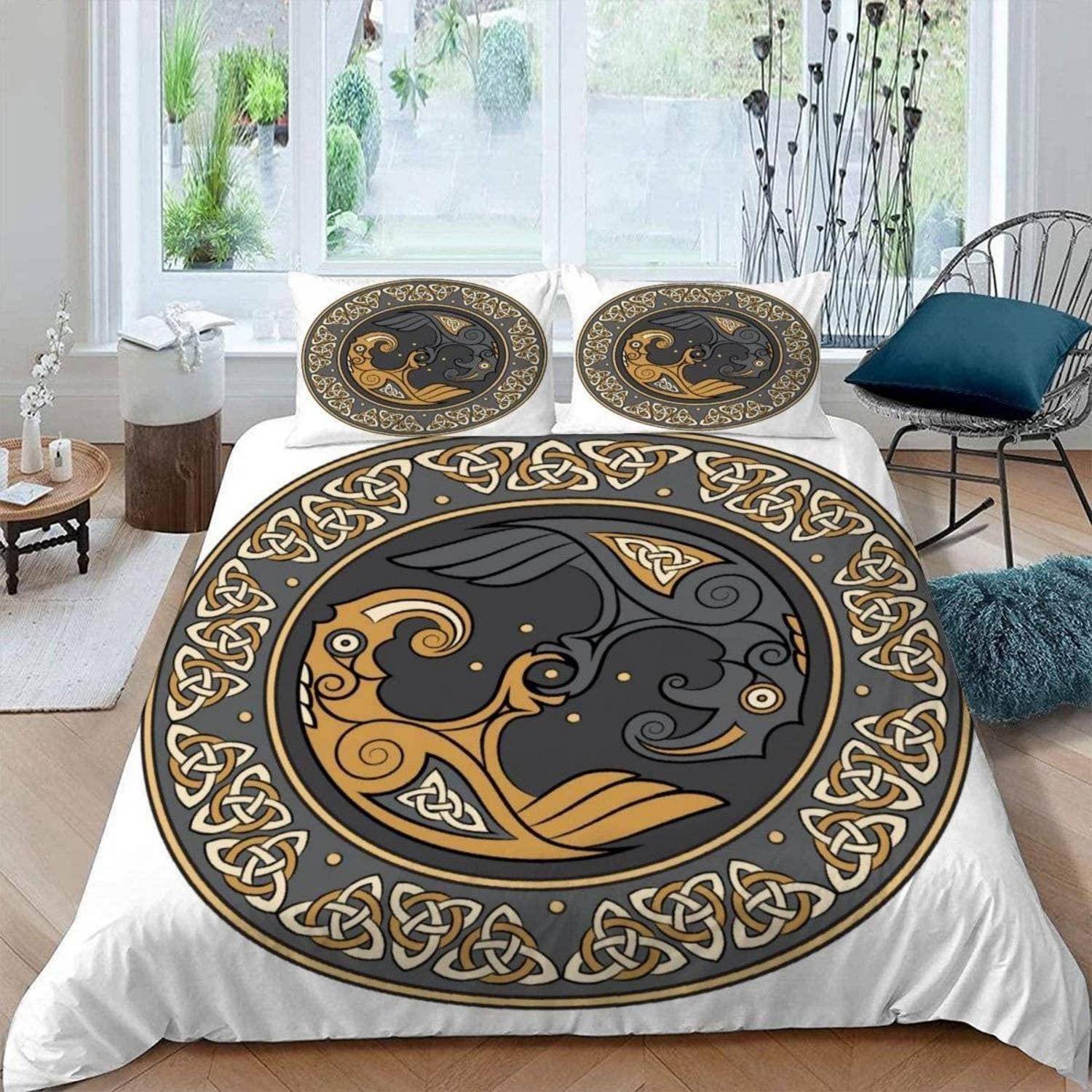 Bett mit weißem Bettzug und passendem Bettdecke und Kissen mit keltischem Knoten-Fischmuster in einem hellen, modernen Schlafzimmer.