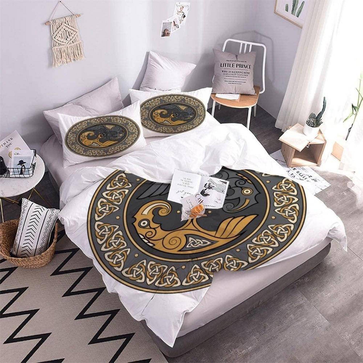 Bett mit weißer Bettwäsche und einer goldenen und schwarzen kreisförmigen dekorativen Bettdecke sowie passenden Kissen in einem hellen, minimalistischen Schlafzimmer.