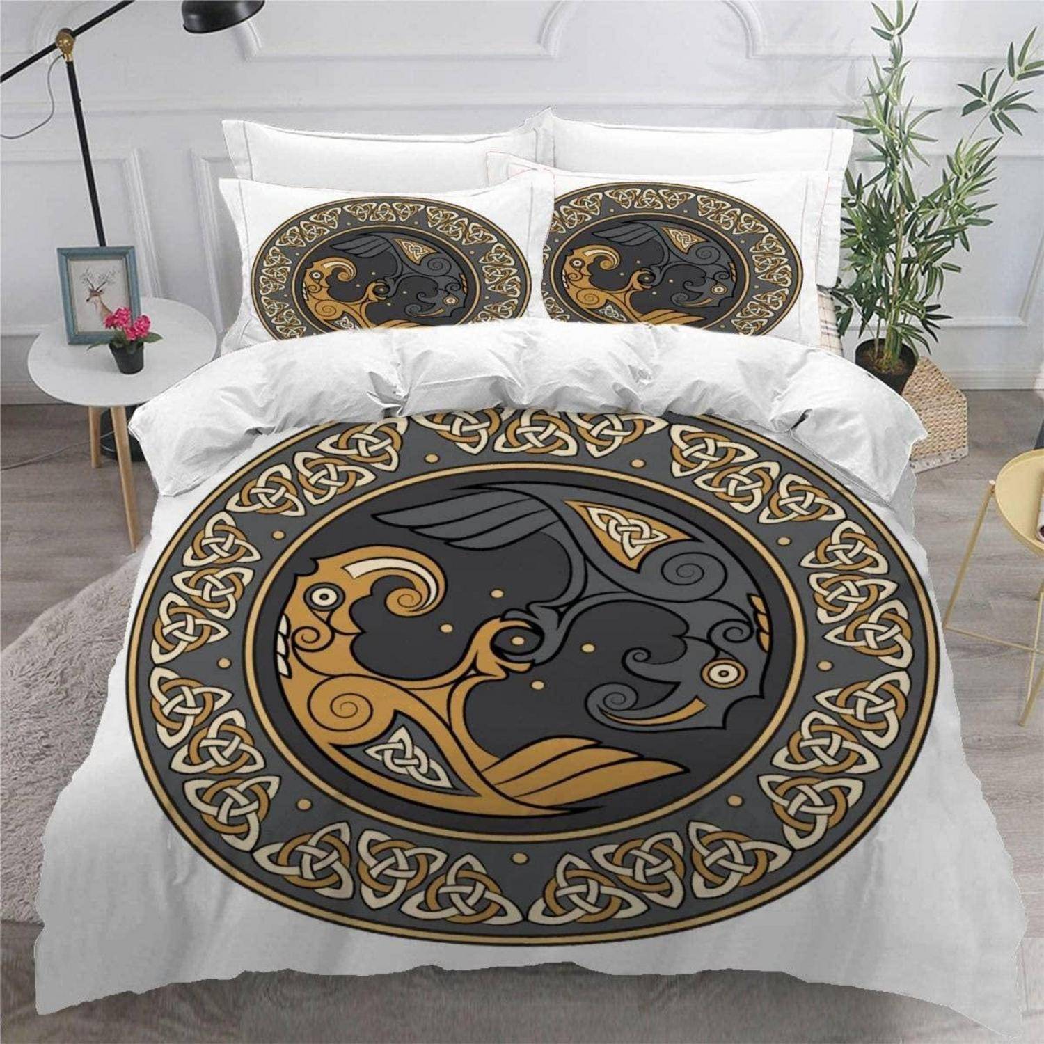 Bett mit weißer Bettwäsche, das ein großes rundes schwarzes, goldenes und graues keltisches Vogelmotiv auf der Bettdecke und den passenden Kissenbezügen zeigt.