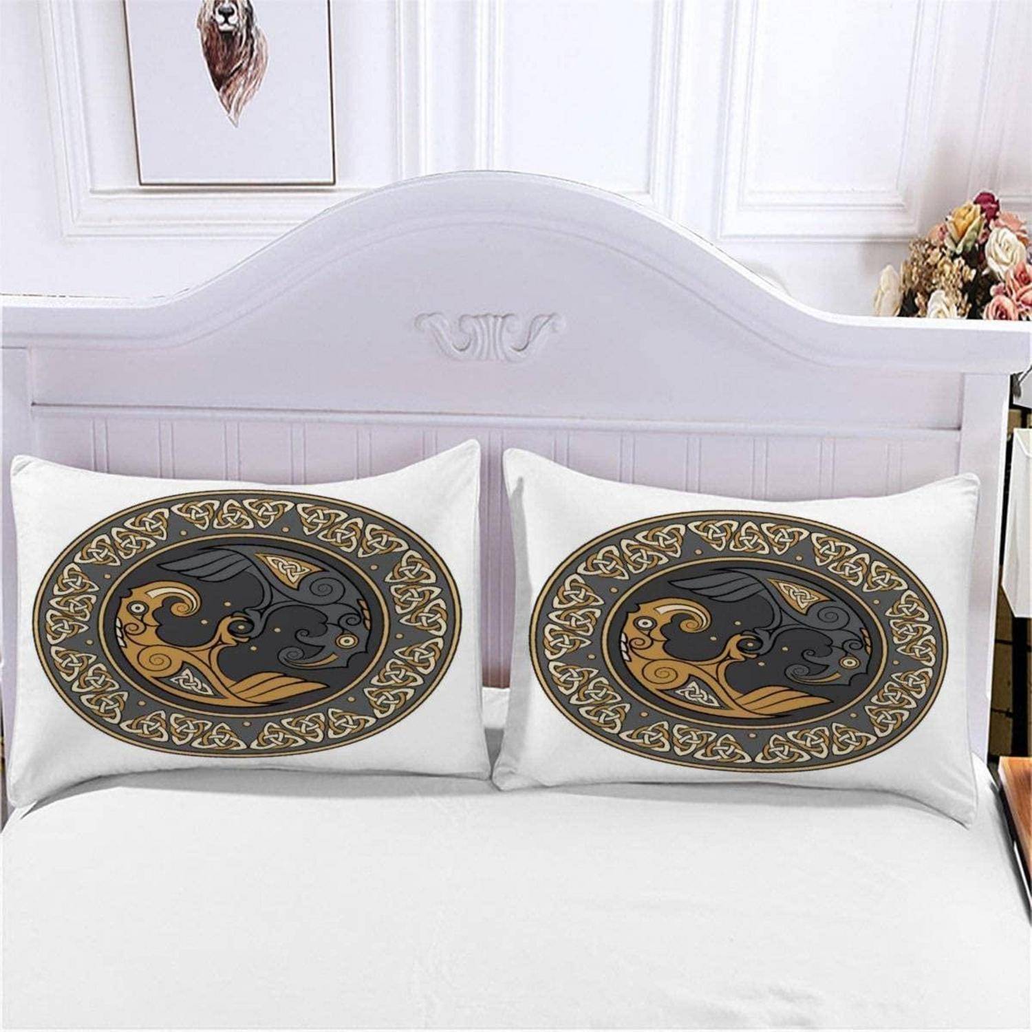 Ein Bett mit zwei dekorativen Kissen mit übereinstimmenden ovalen schwarz-goldenen Fischmotiven vor einem weißen Kopfteil.