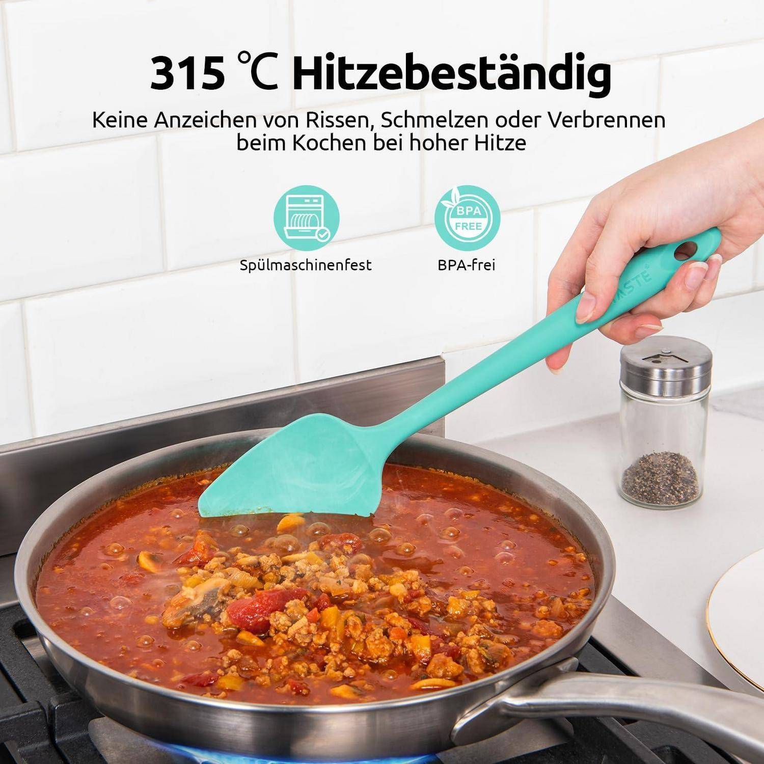Hand hält einen türkisfarbenen Spatel, der Essen in einer Pfanne rührt; Text sagt „315 °C Hitzebeständig