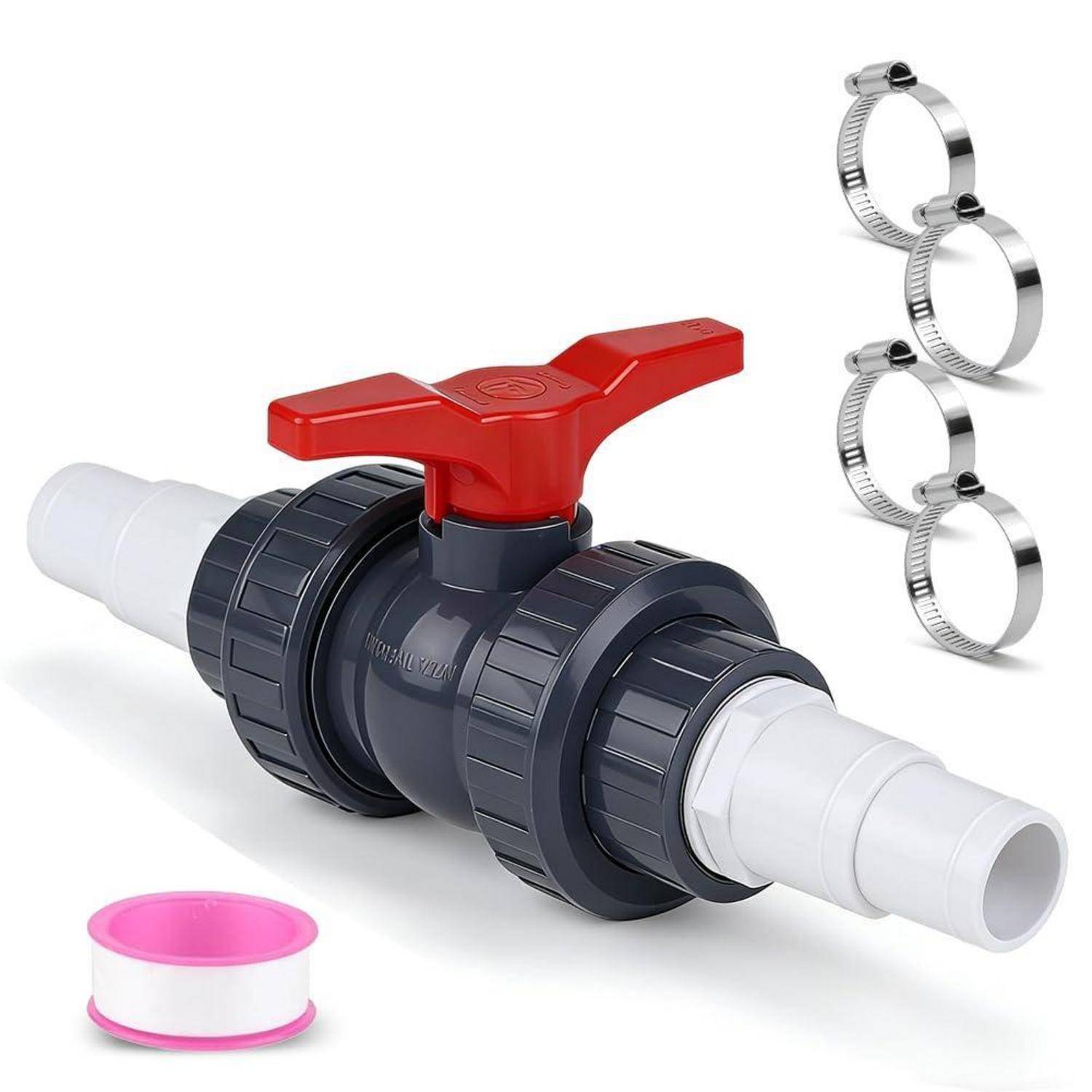 PVC-Absperrventil mit rotem Griff, weißen Schlauchverbindern, vier Metallklemmen und rosa Gewindedichtungsband auf weißem Hintergrund.