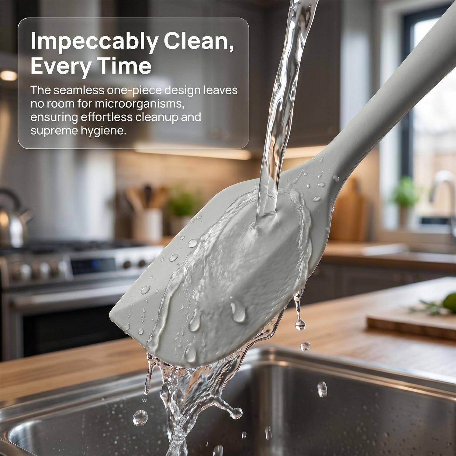 Wasser spült einen grauen einteiligen Küchenschaber über einem Spülbecken; der Text besagt 