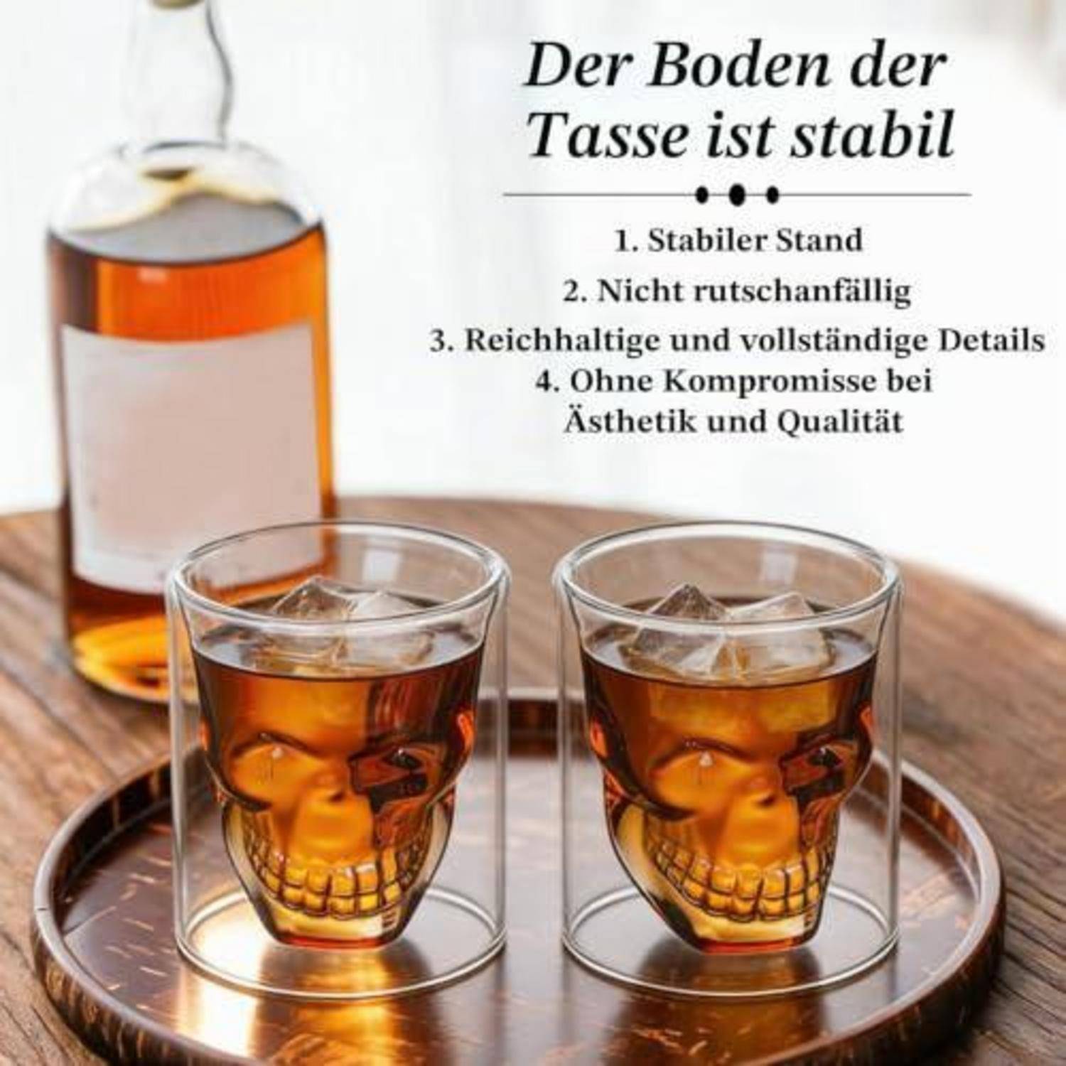 Zwei schädelförmige Whiskygläser auf einem Holztablett neben einer Flasche; deutscher Text besagt „Der Boden des Glases ist stabil" und führt Stabilitäts-, Rutschfestigkeits- und Qualitätsmerkmale auf.