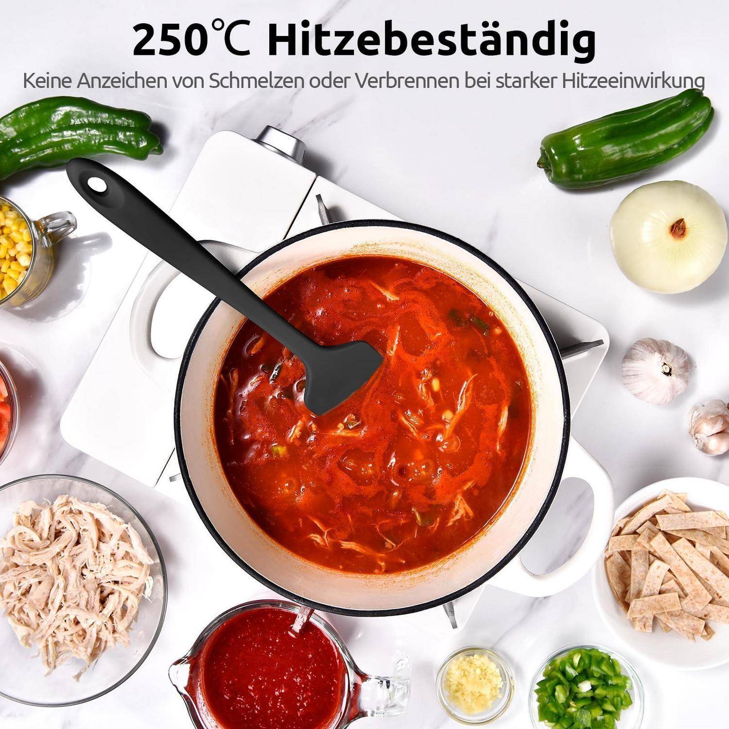 Vogelperspektive auf eine Küchenszene mit einem Topf roter Suppe auf einem Herd und einem Spatel; deutscher Text besagt „250°C hitzebeständig
