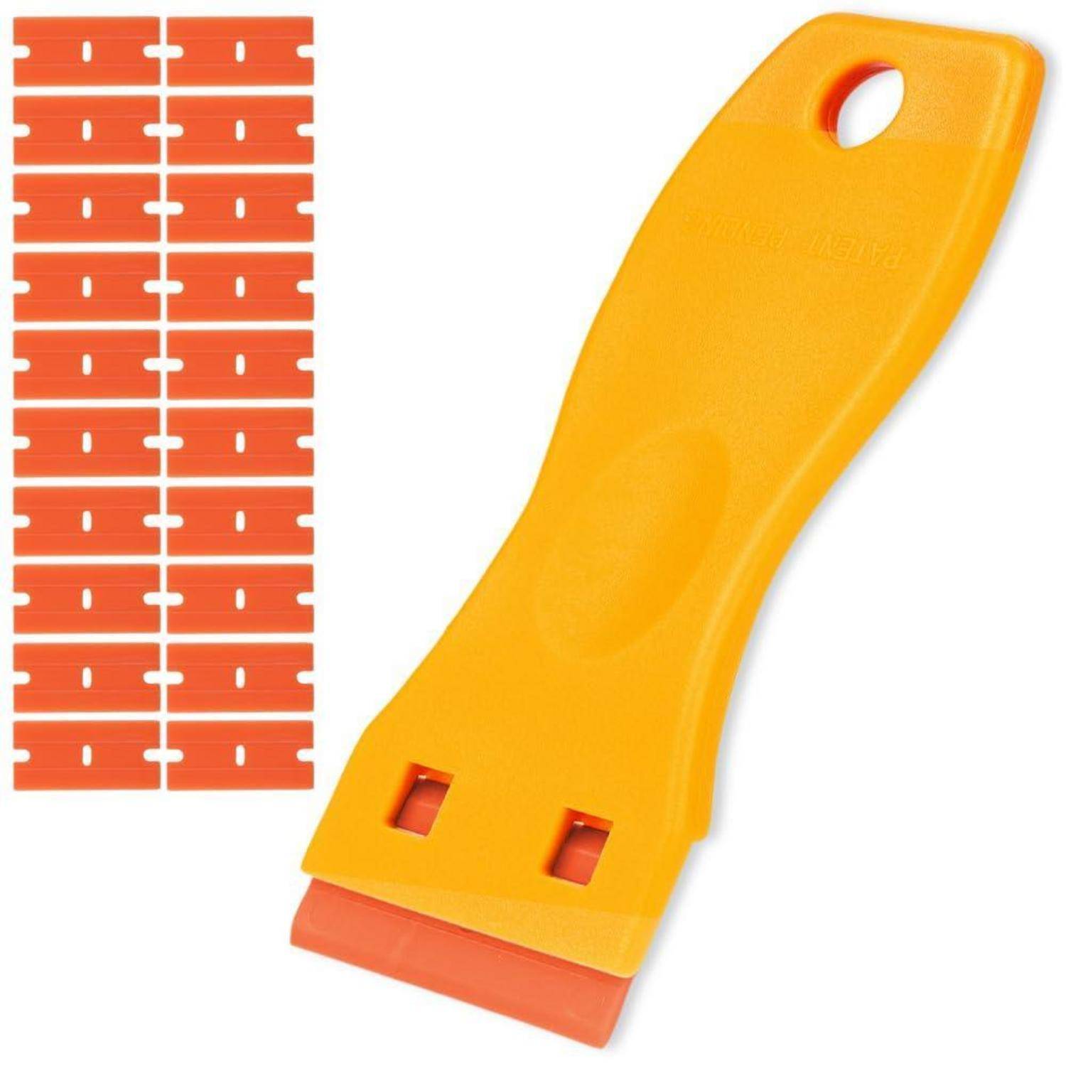 Gelbes Kunststoff-Schabwerkzeug mit orangefarbiger Klinge und ein Blatt mit austauschbaren orangefarbigen Klingen daneben, isoliert auf weißem Hintergrund.