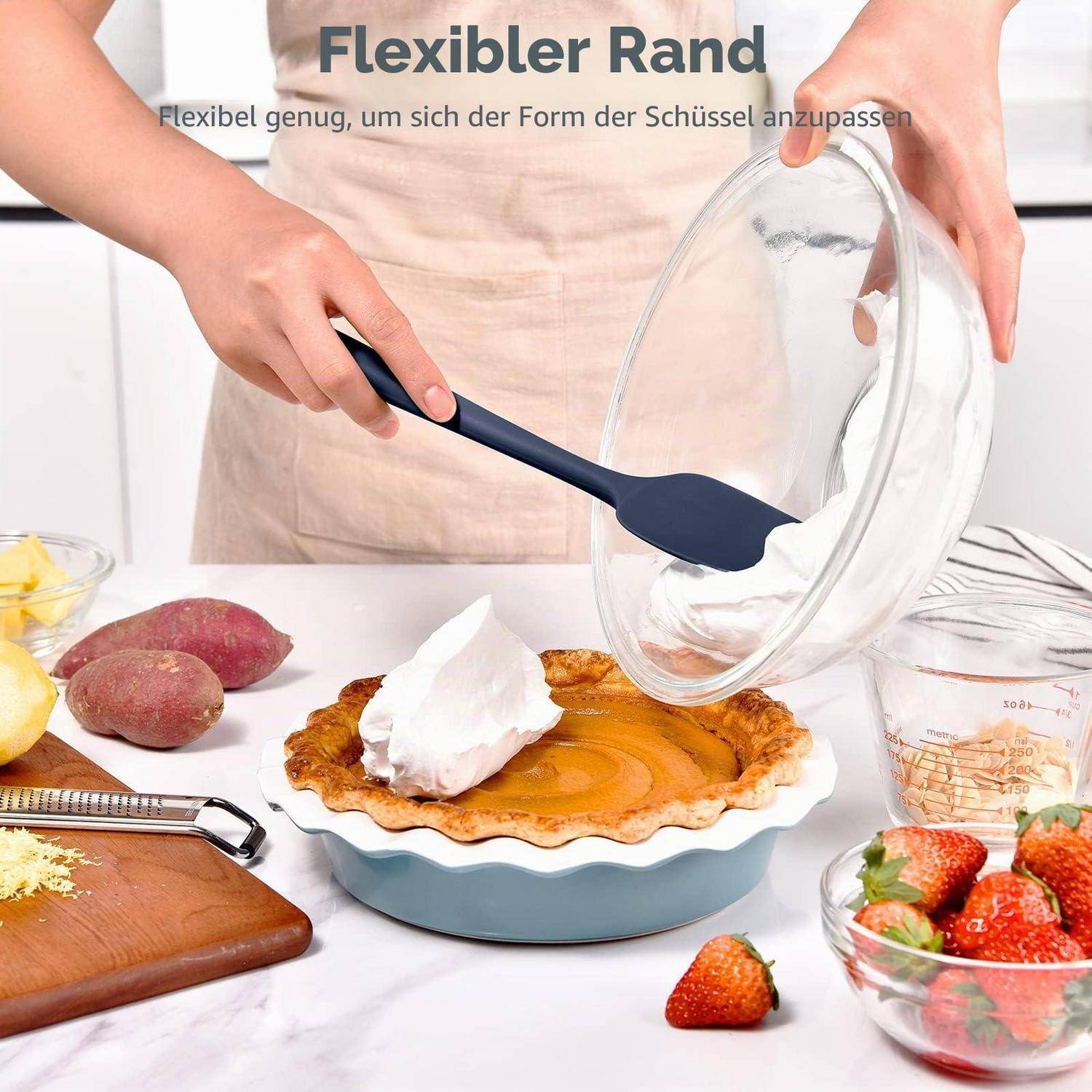Person verwendet einen flexiblen Silikonspatel, um die Füllung in einer Kuchenform zu verteilen; deutscher Text sagt „Flexibler Rand