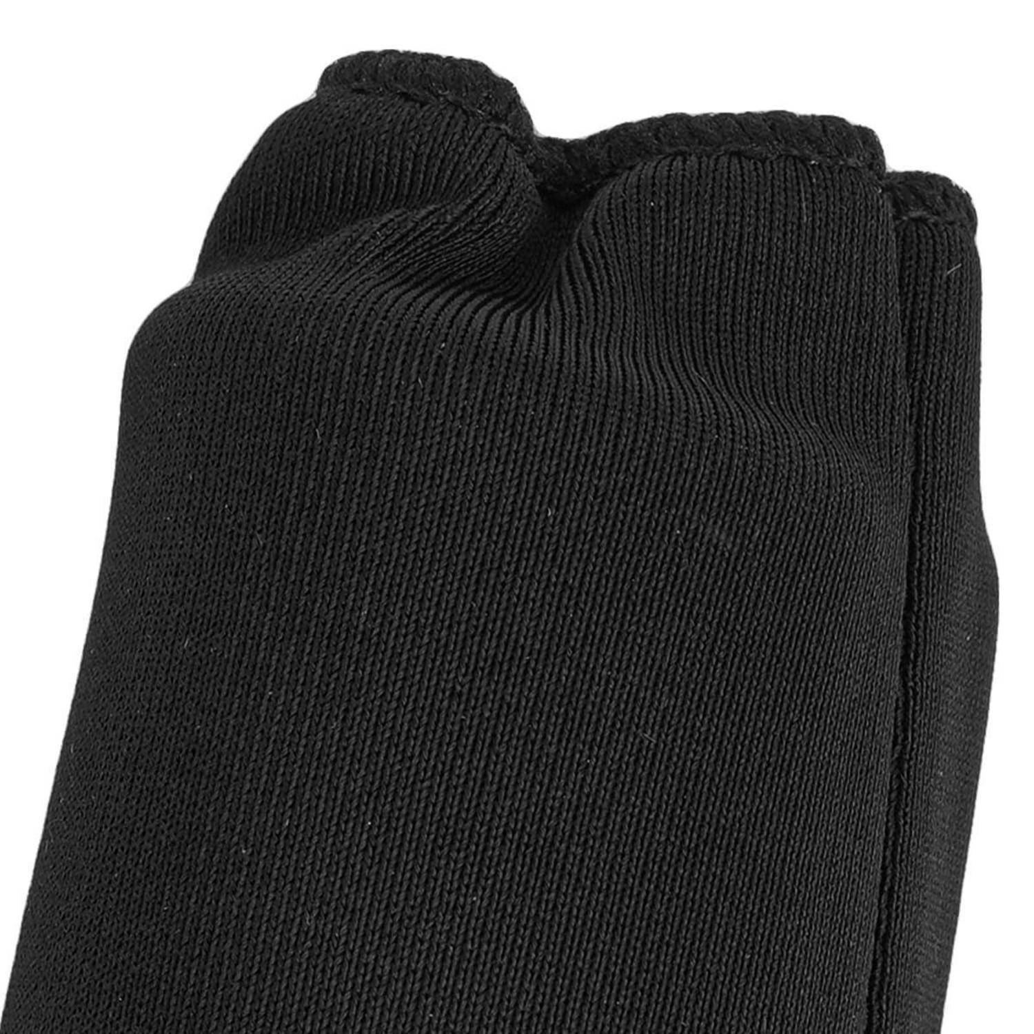 Schwarzer Strickhandschuh auf weißem Hintergrund, in Großaufnahme mit geripptem Bündchen und abgerundeten Fingern dargestellt.